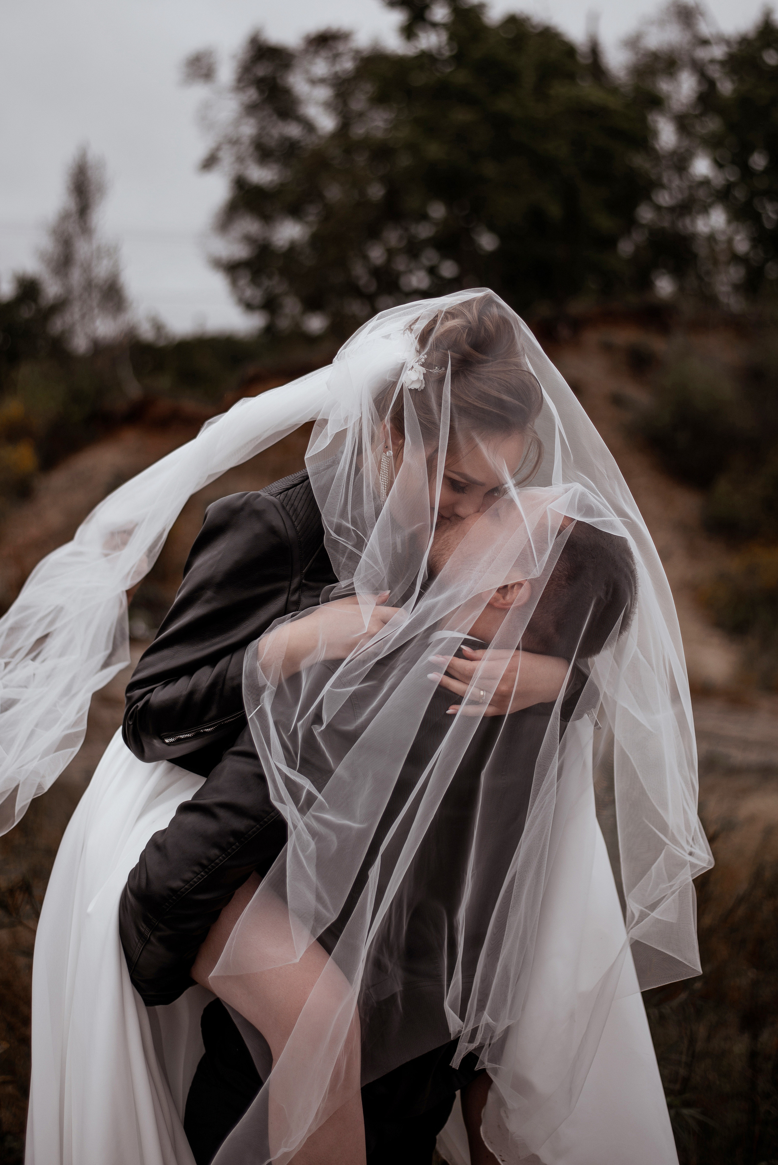 Фотография под фатой невесты