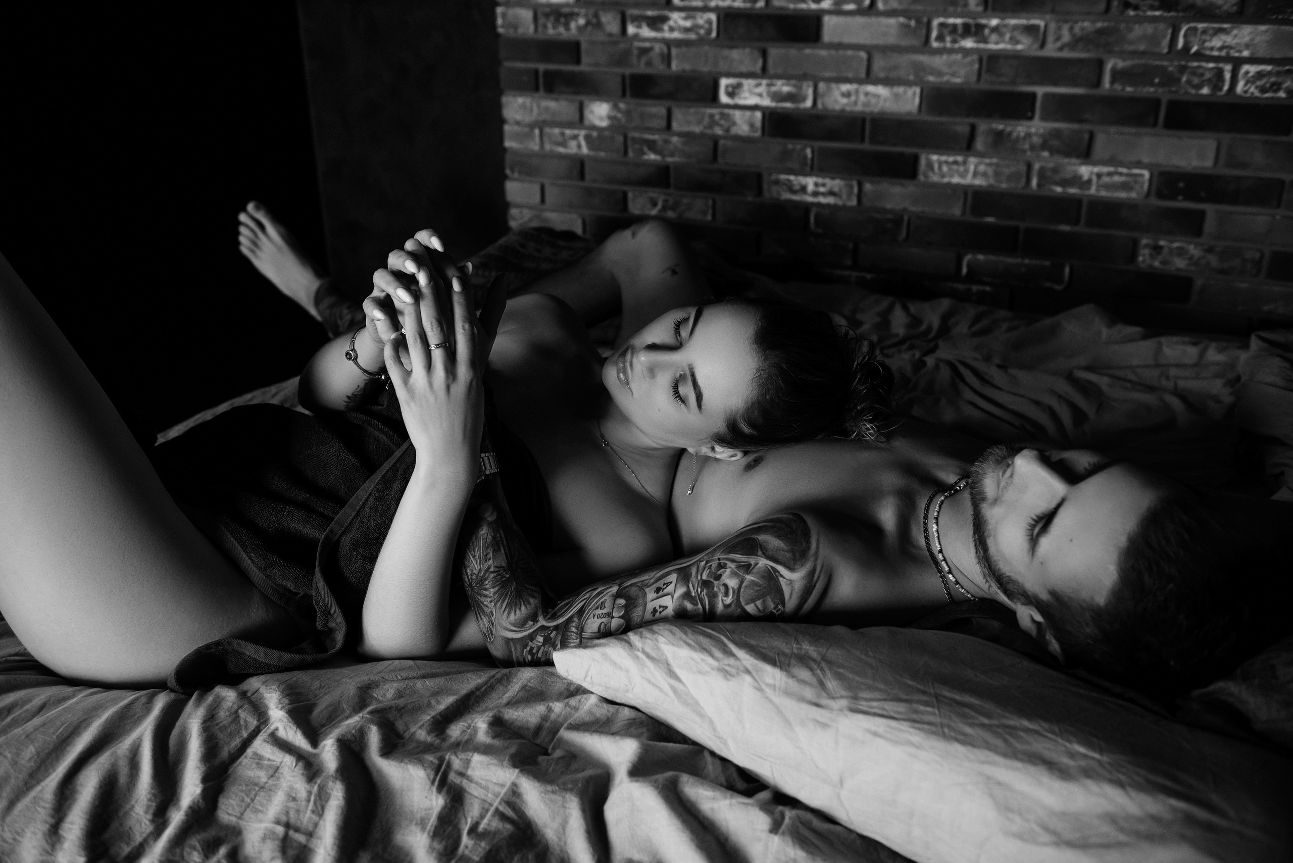 Фотосессия пары на Love Story  на кровати