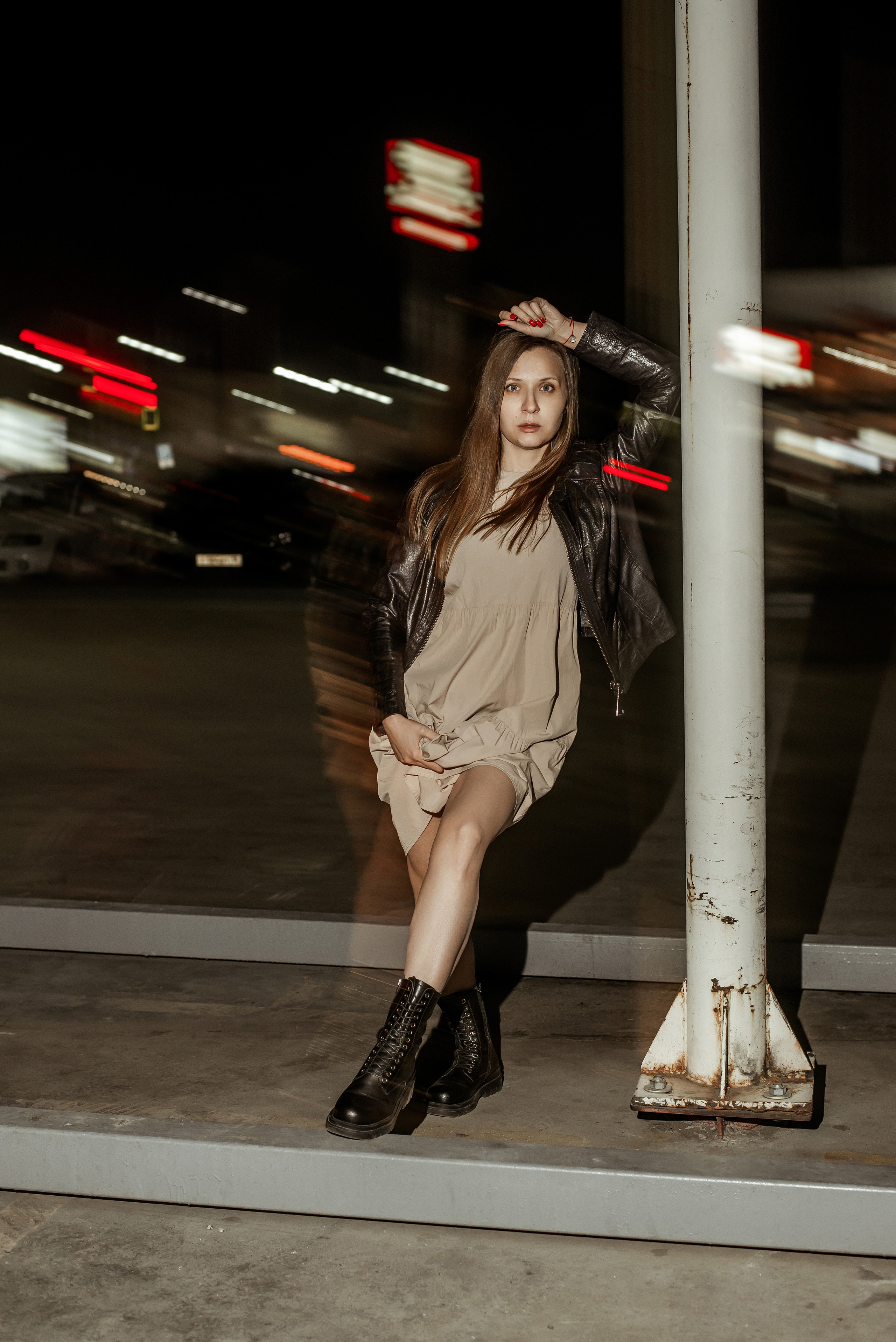 Смазанная фотография девушки на парковке  в ночном городе