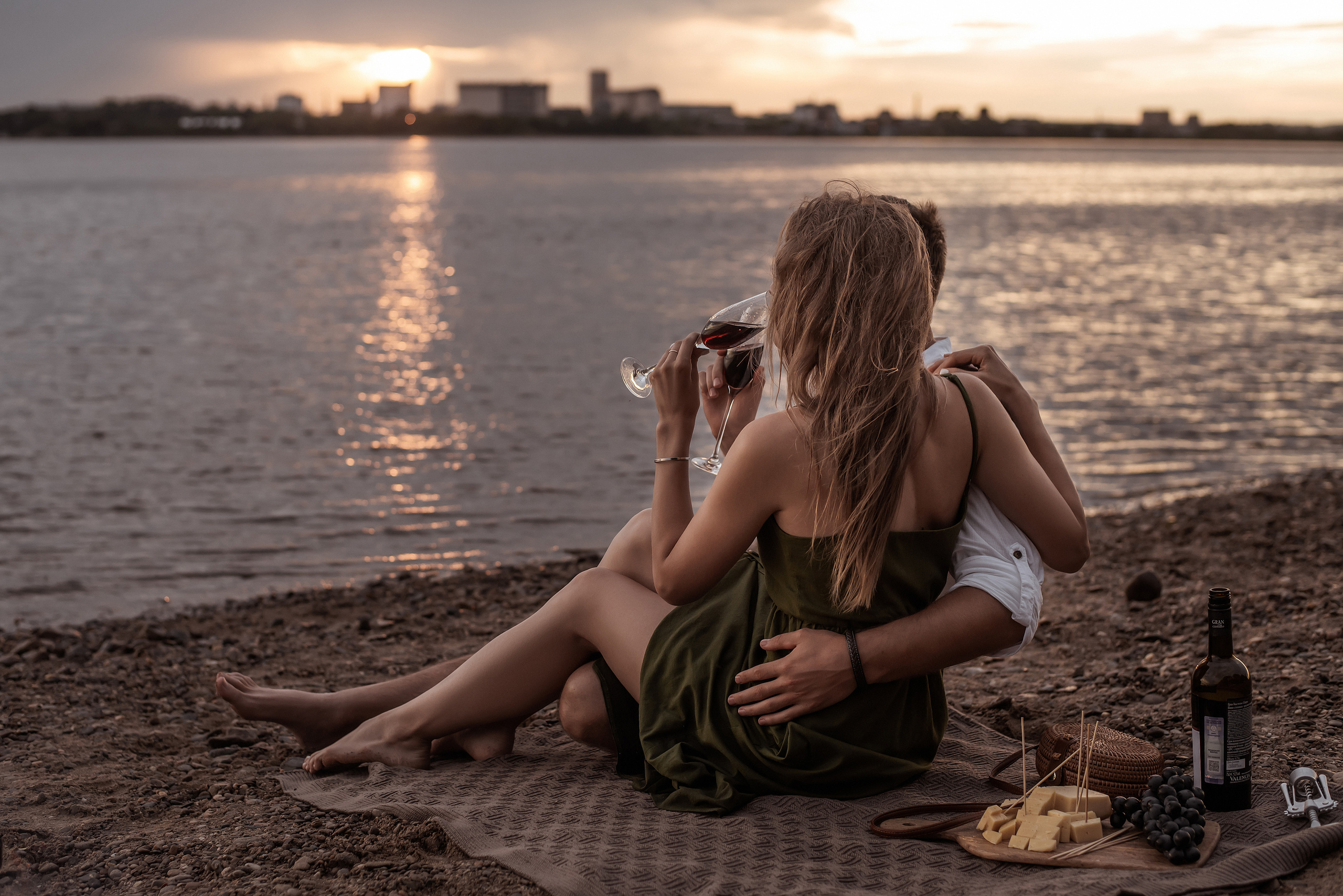 Фотосессия Love Story на берегу с бокалами и вином