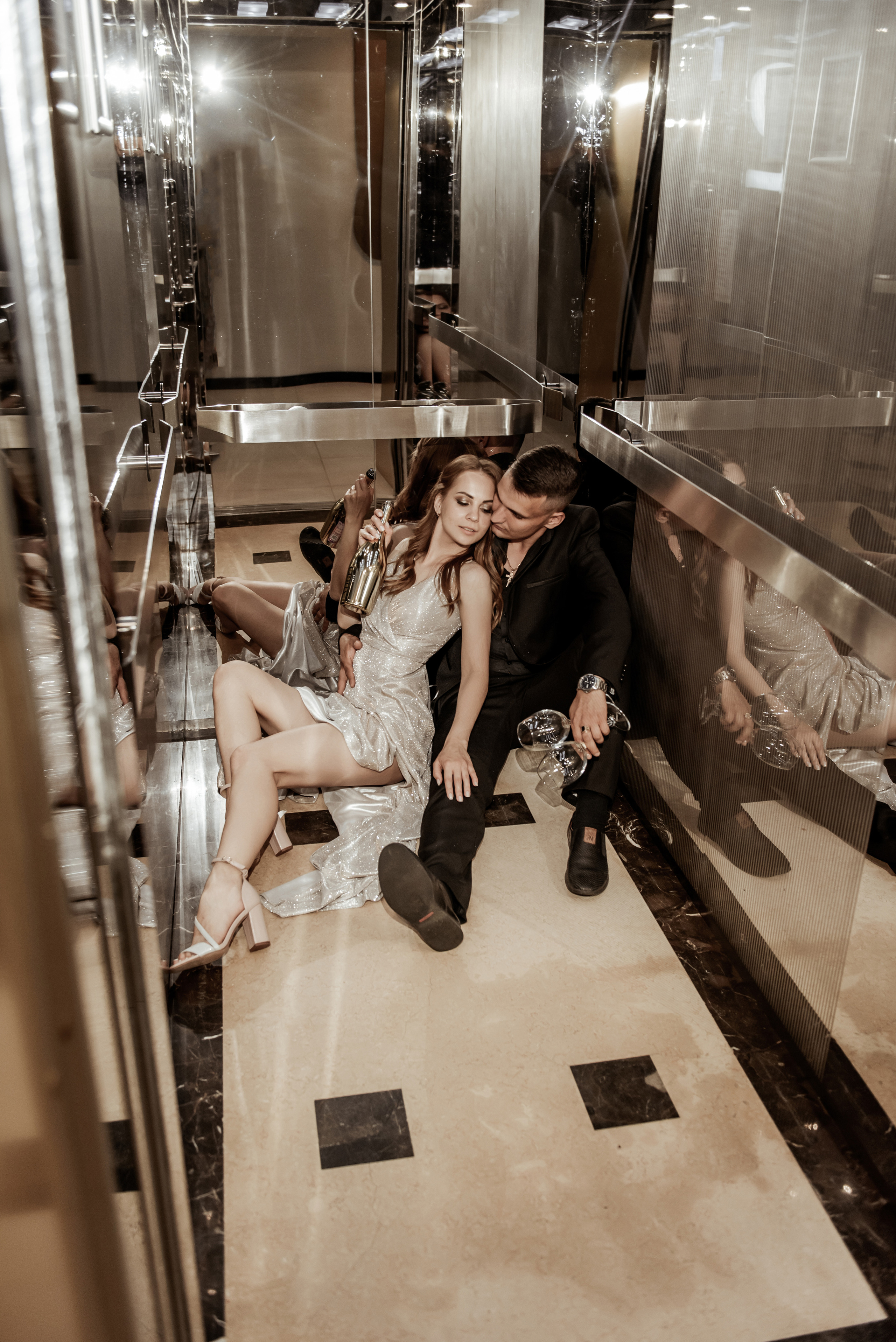 Фотосессия Love Story в лифте в отеле Mercure