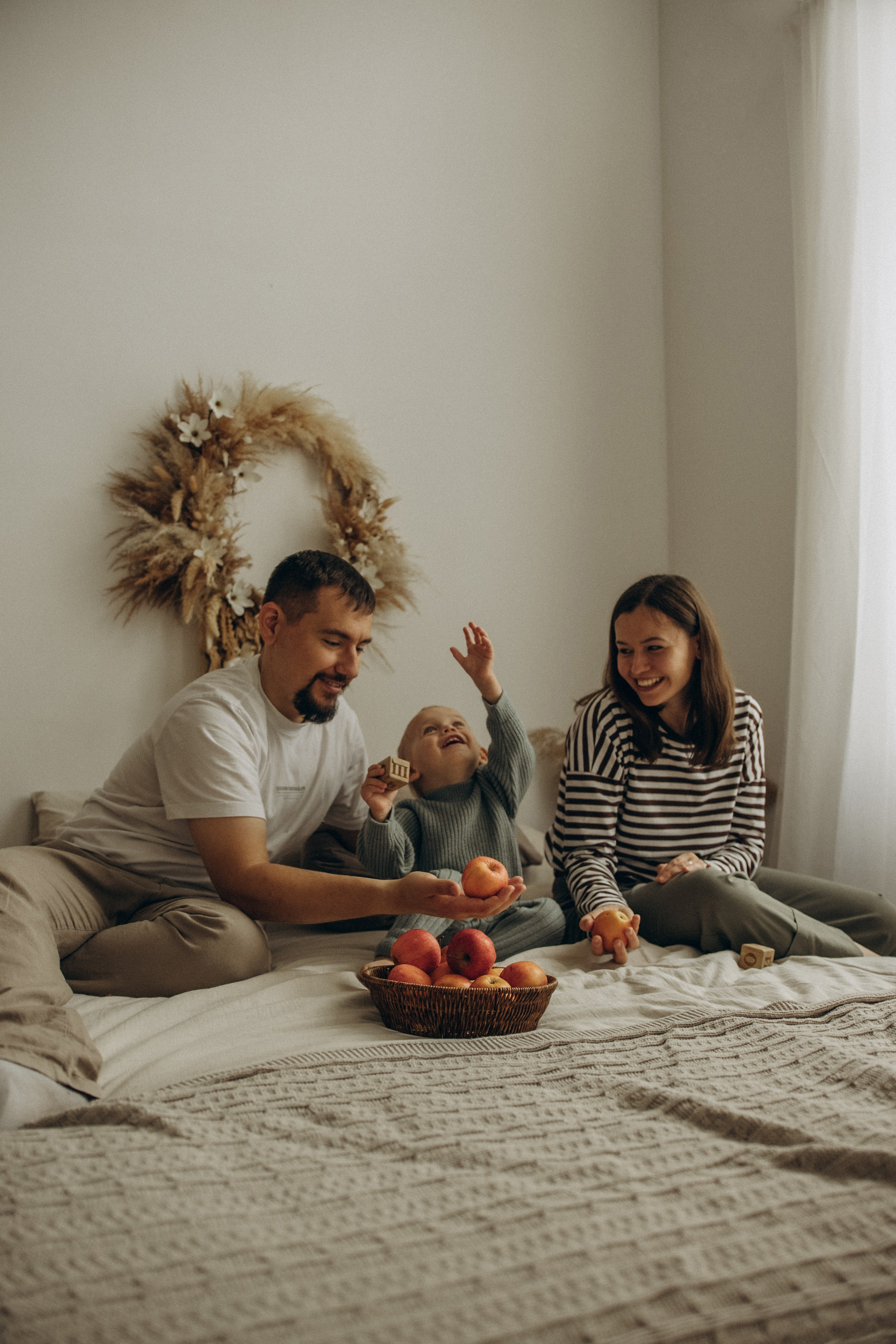 Ярослав и яблоки. Гаврилова Настя семейный фотограф lifestyle в Москве