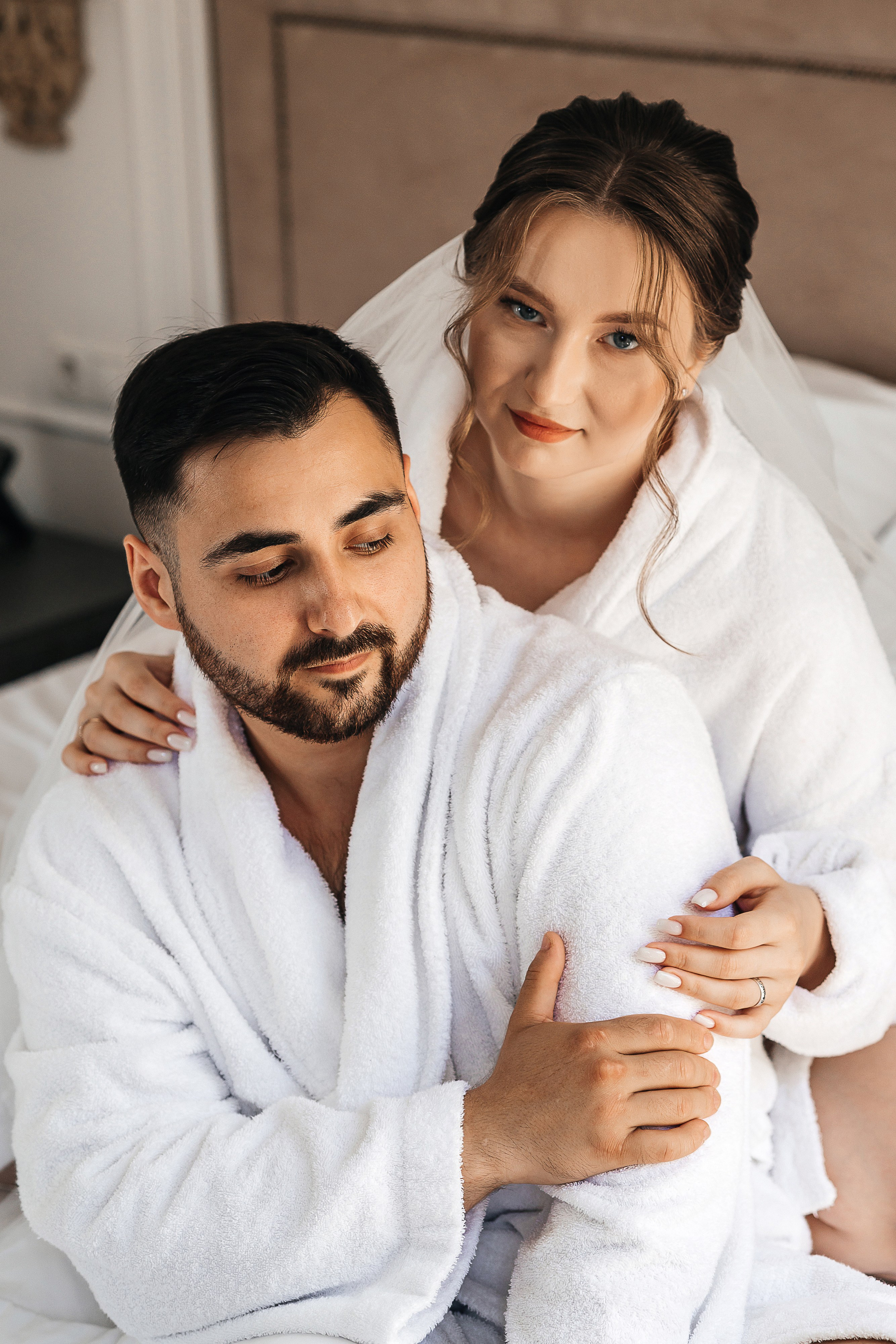 Свадебная фотосессия пары в номере отеля. Олег Сверчков | Свадебный фотограф Вологда