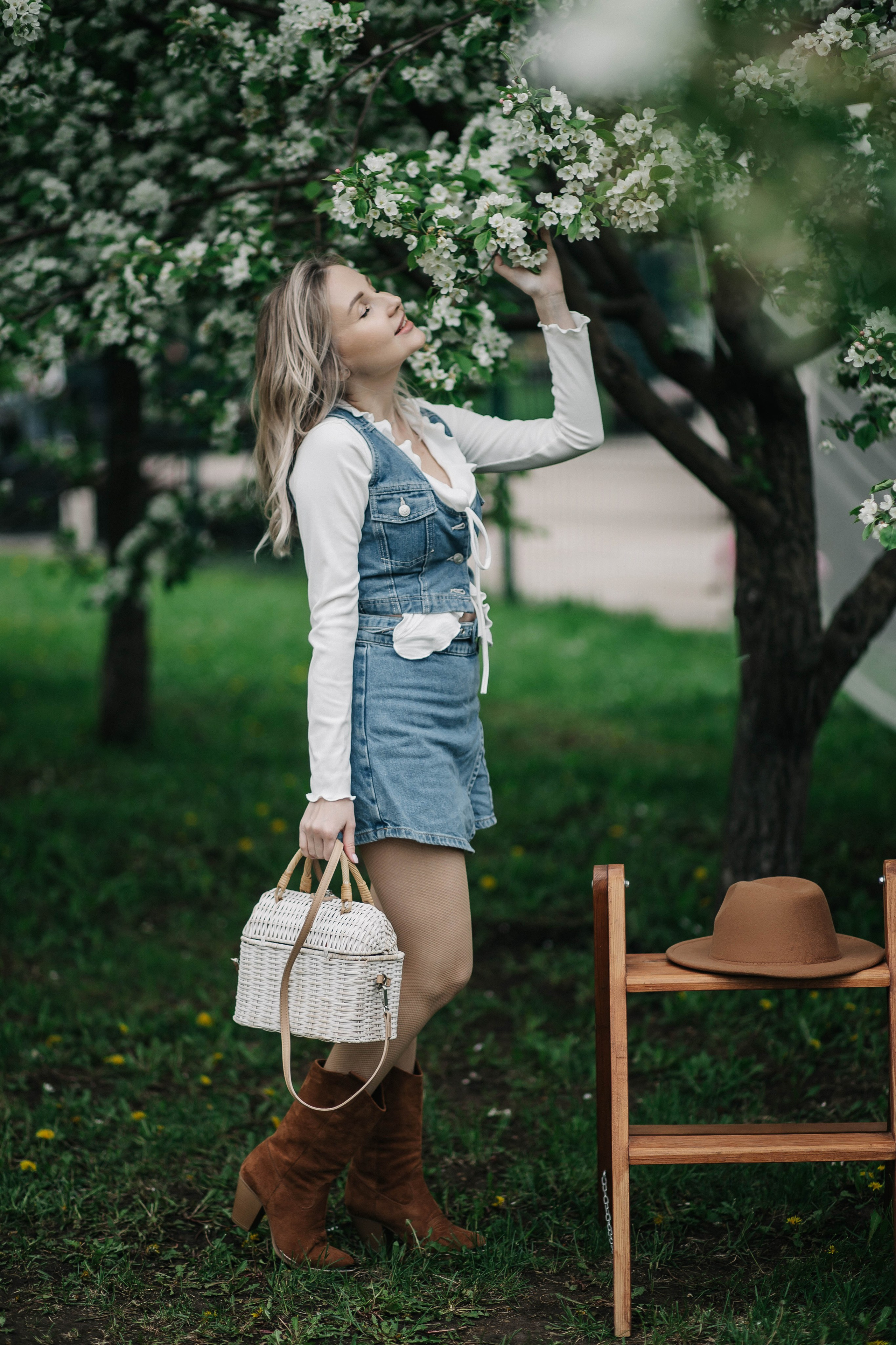 Фотосессия в цветущей яблони. Иванова Ирина Свадебный и семейный фотограф г. Уфа