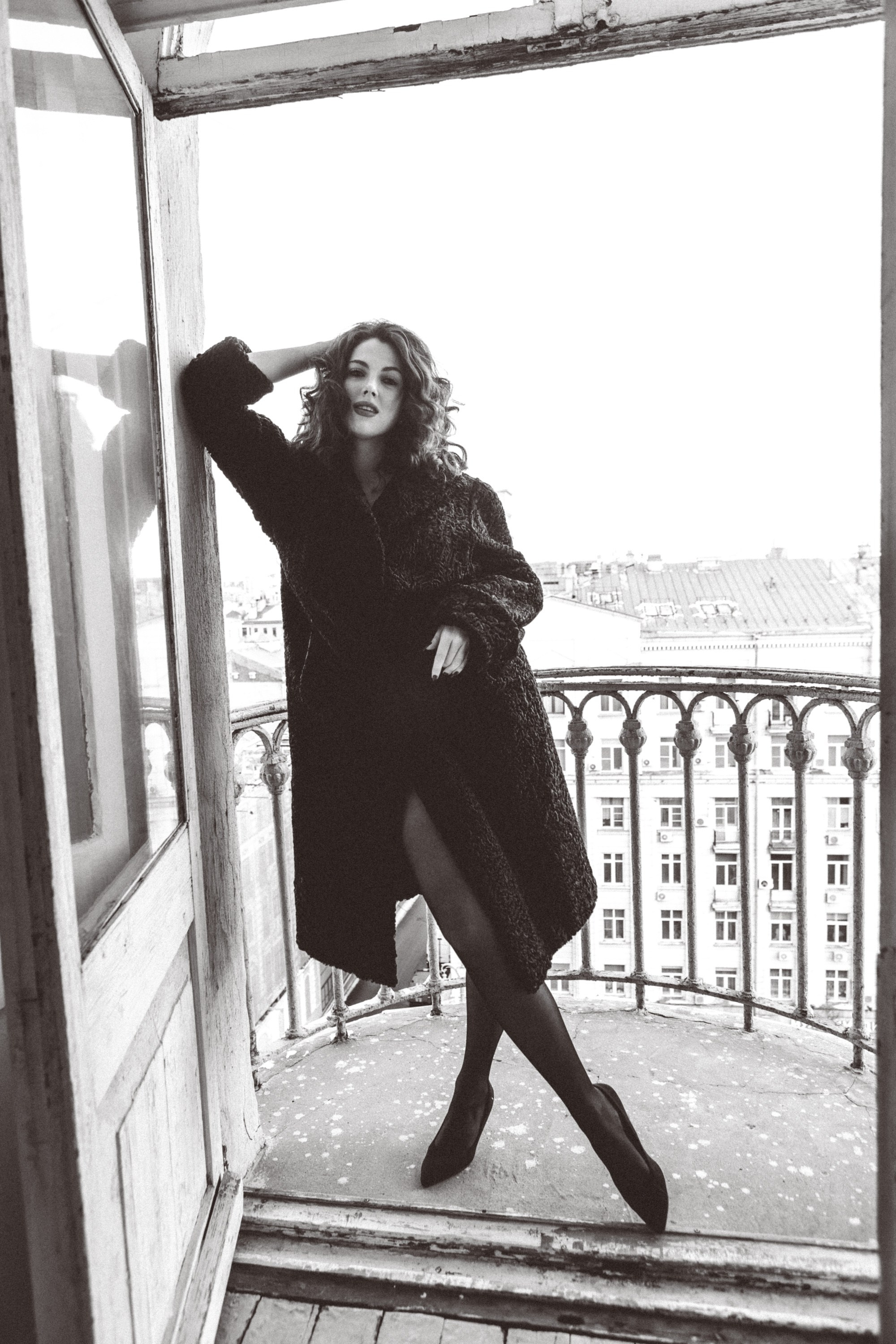 Портретный фотограф в Москве Калагина Светлана. Снимаю эстетичные черно-белые портреты. Фотосессия девушки на балконе в центре Москвы