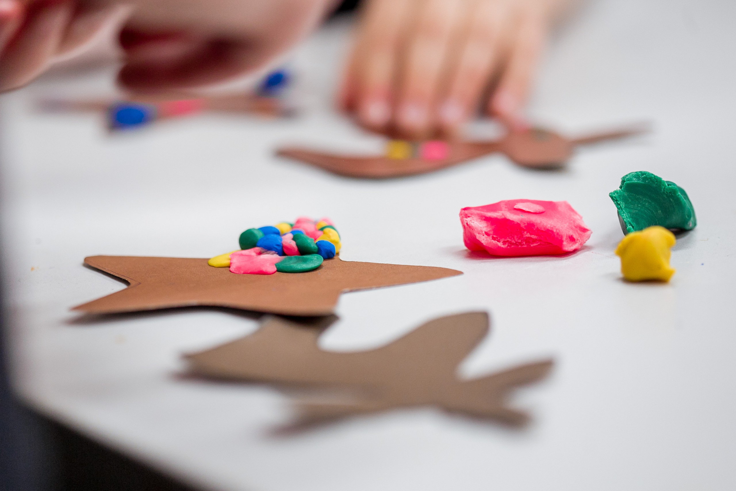 Школьники делают поделки к Новому году. Репортажный фотограф Борис Геер