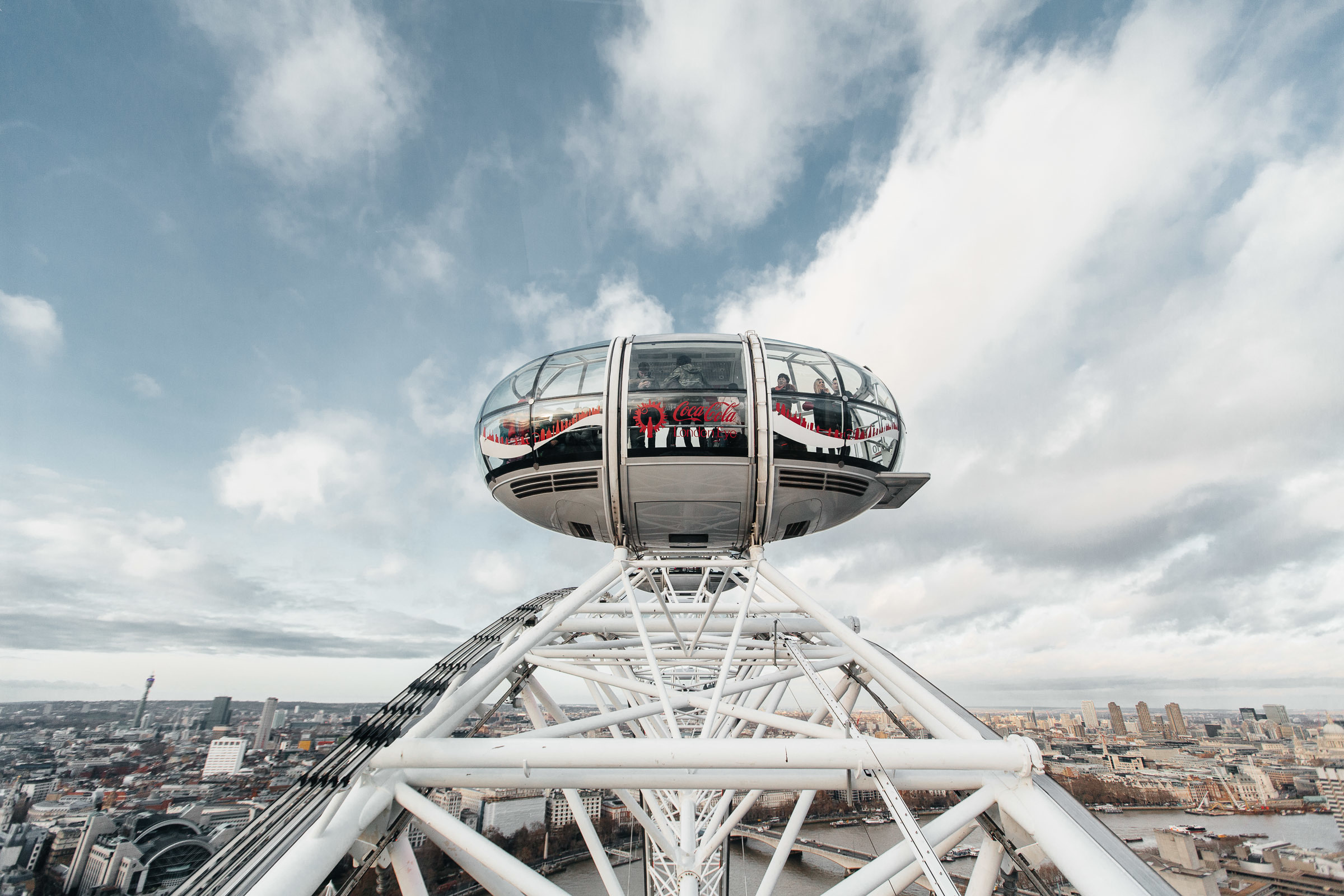 Wedding in London with a ceremony at the London eye. Worldwide Wedding Photography Demskoy Studio