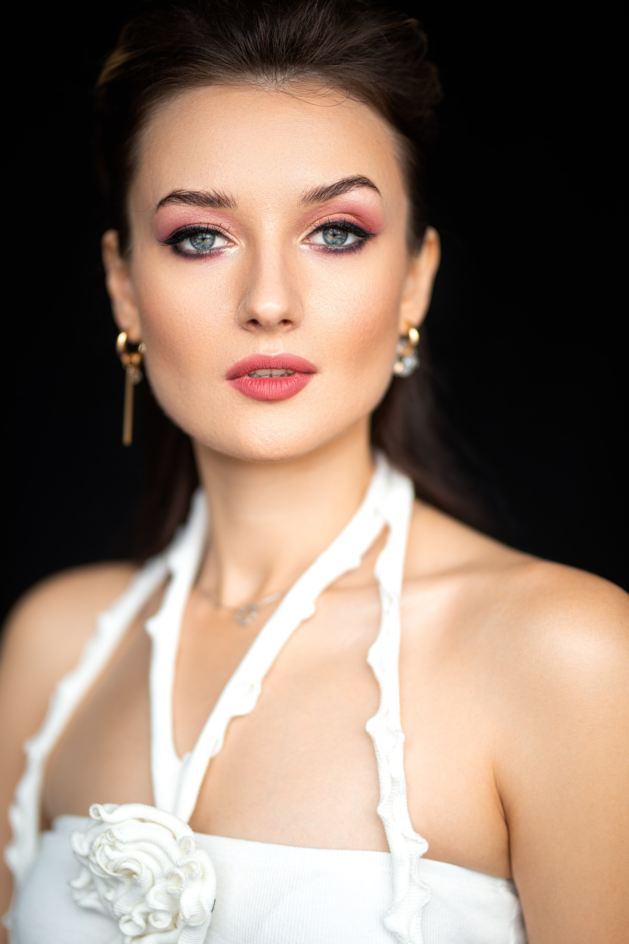 Студийный фотосет с Анастасией в минимальном интерьере в формате для «себя»