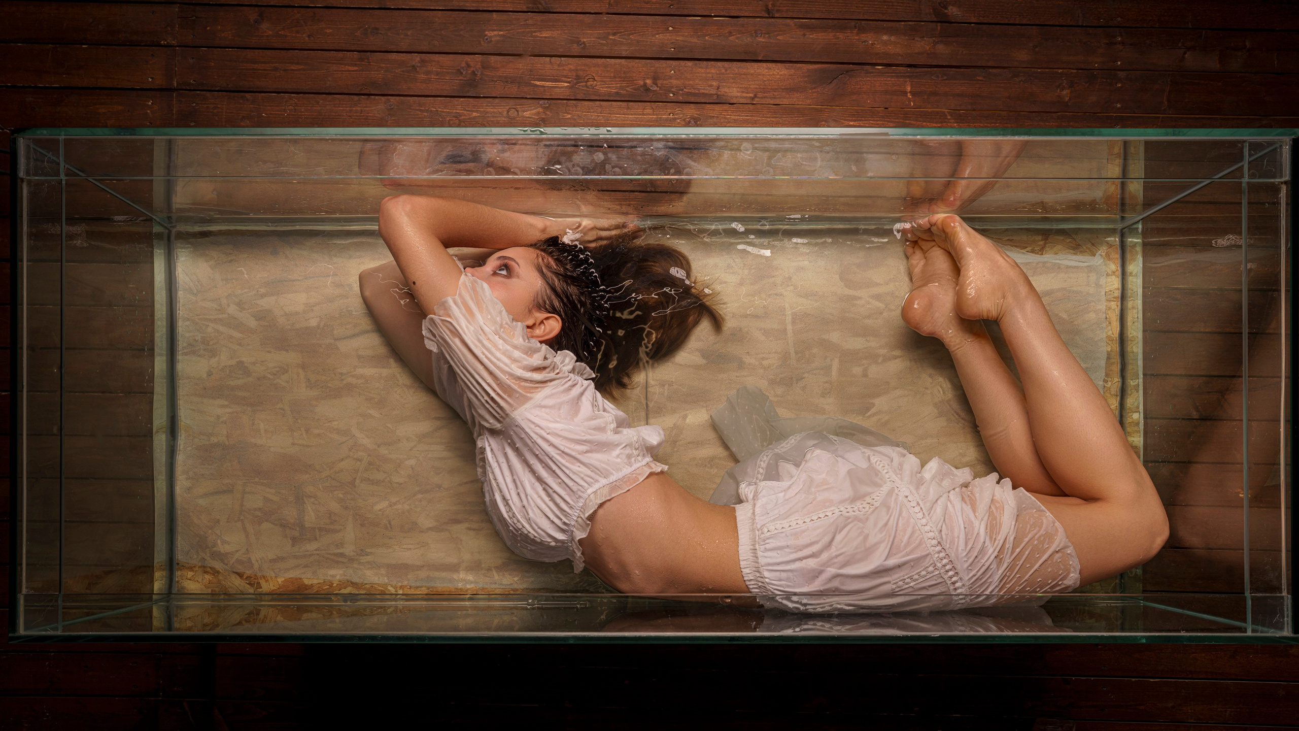 Юля в аквариуме. Фотограф Сергей Танков