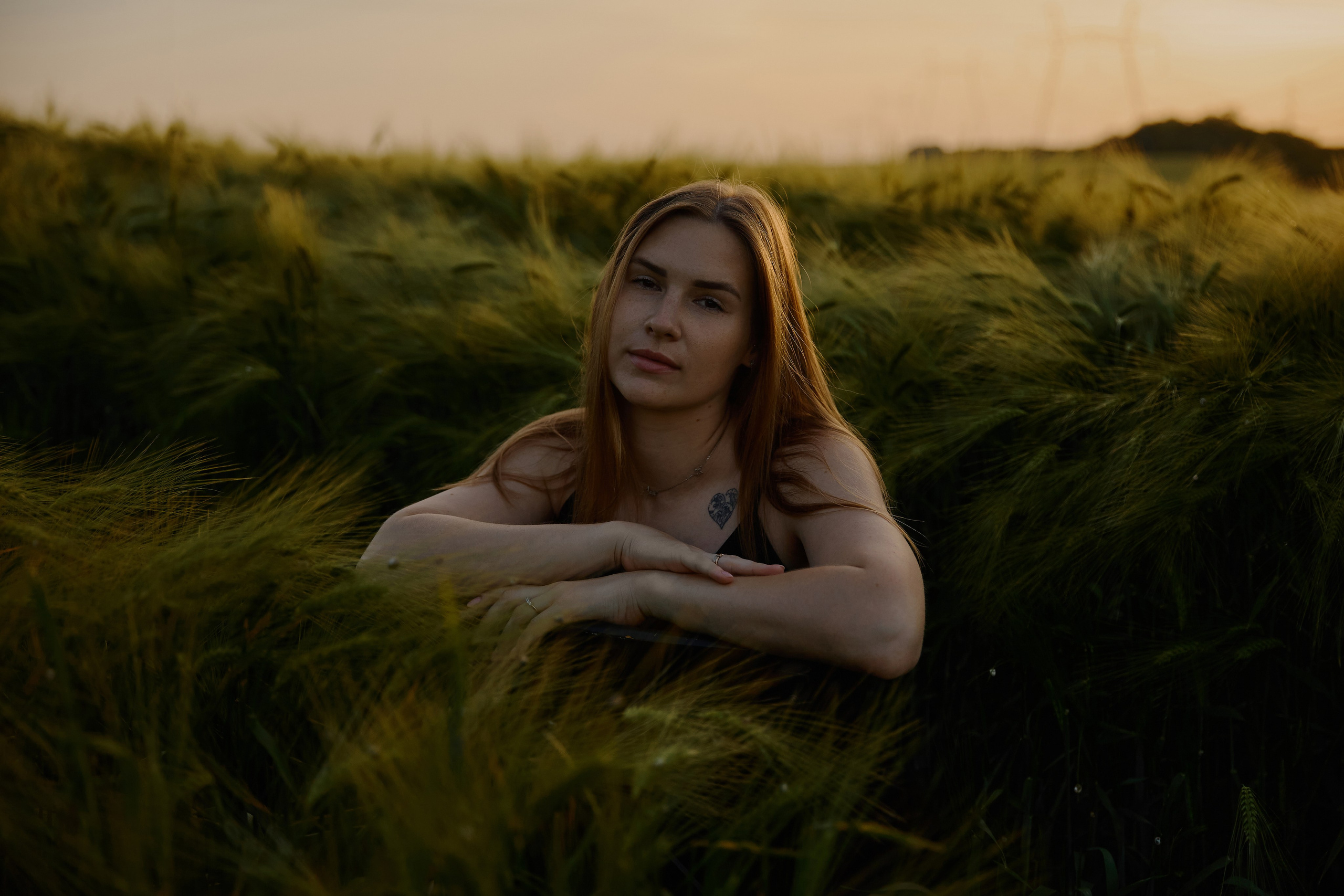 Портрет девушки в зеленом ржаном поле на закате летом. Индивидуальные фотосессии в Анапе.