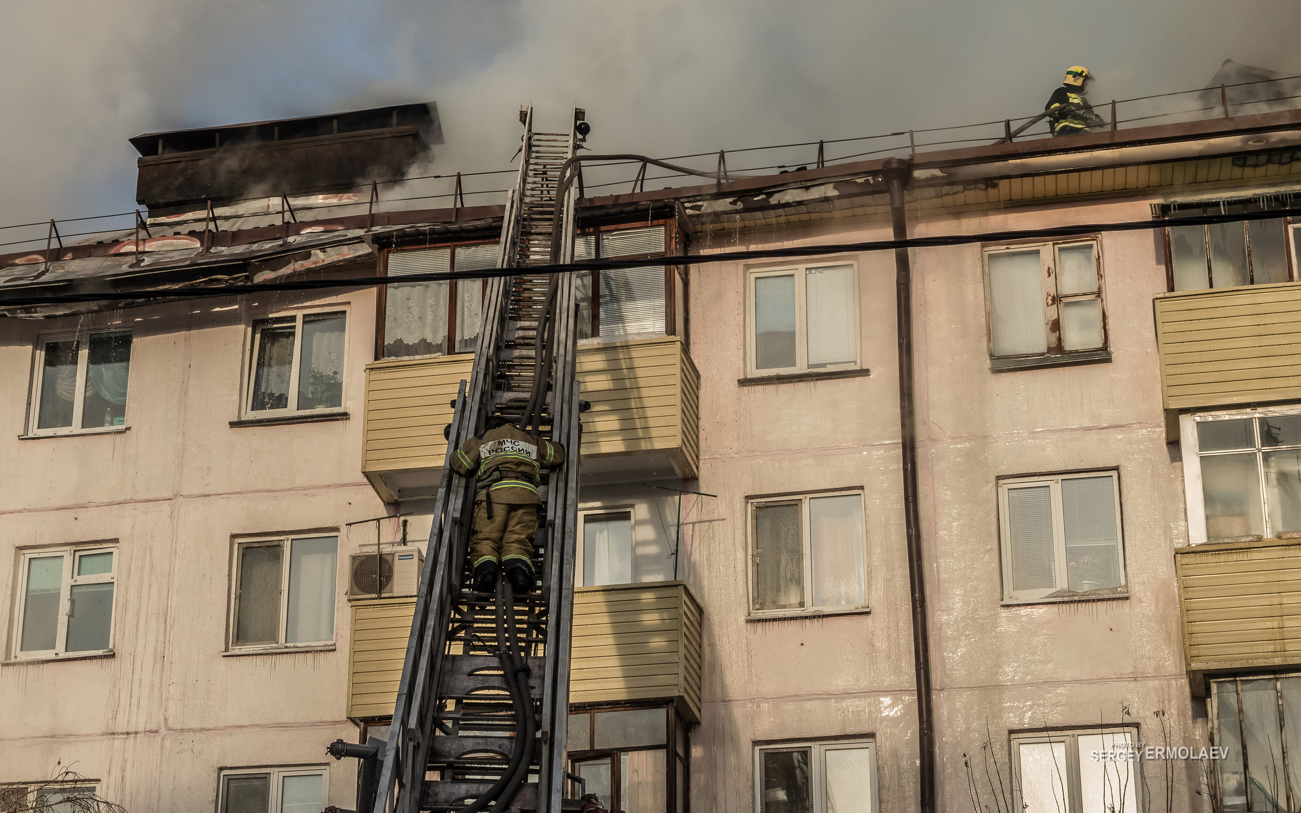 Пожар на крыше жилой пятиэтажки по улице Парфёнова