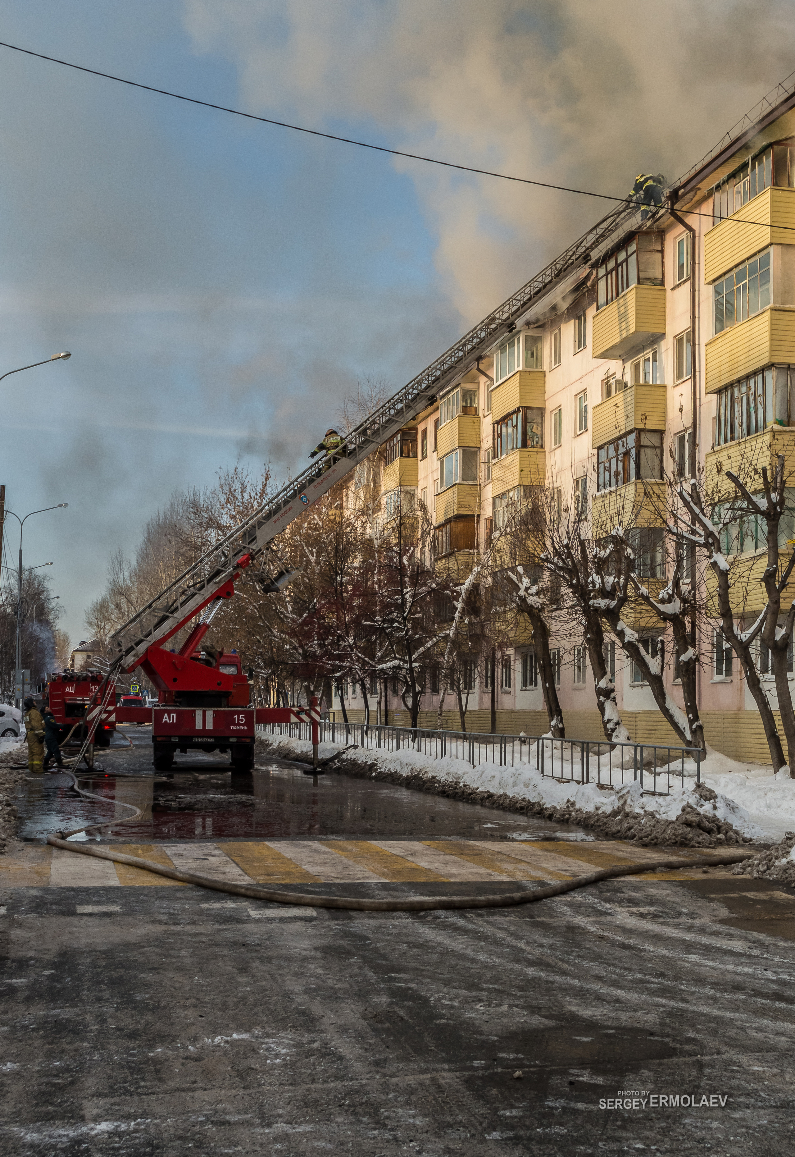 Пожар на крыше жилой пятиэтажки по улице Парфёнова