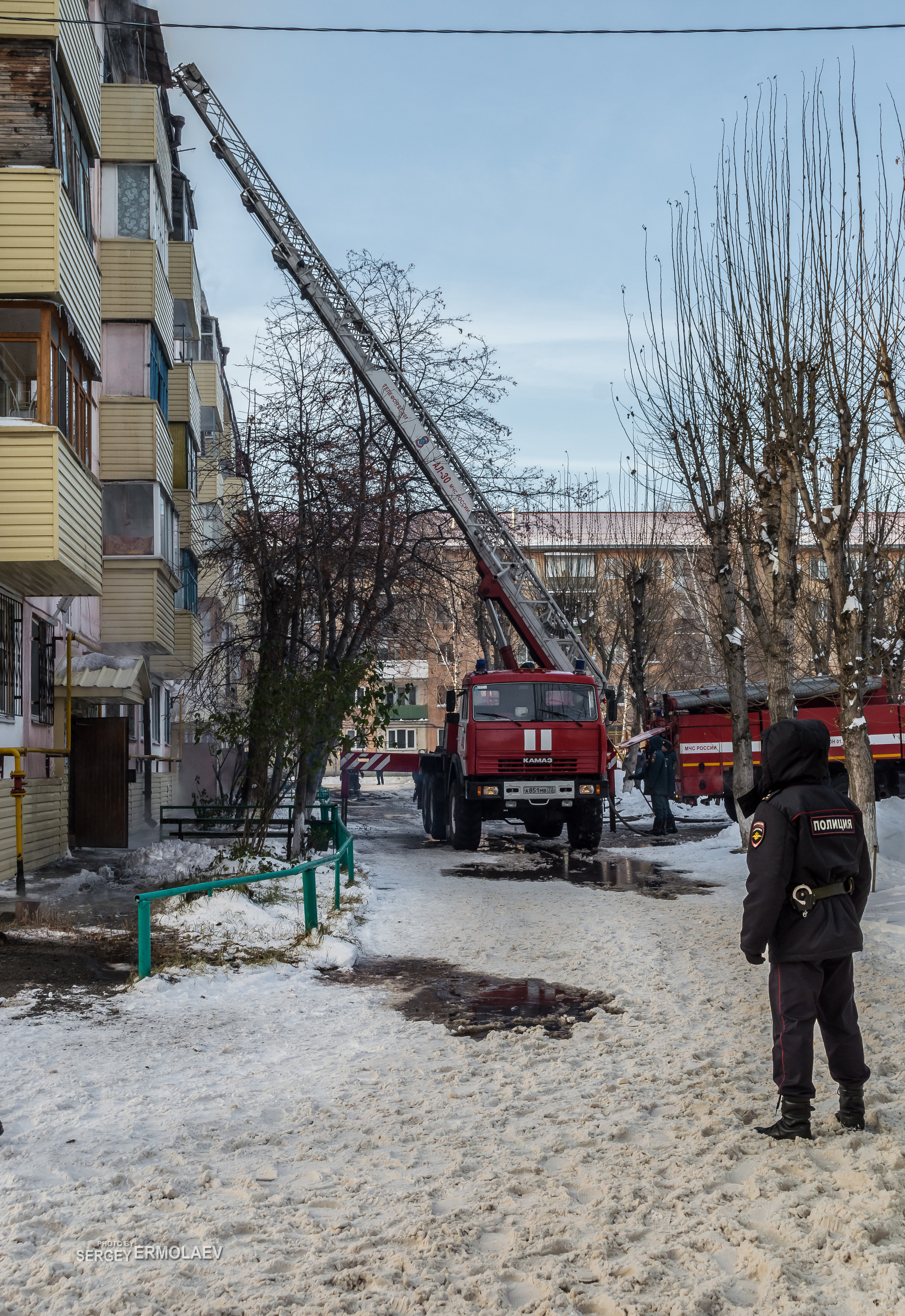 Пожар на крыше жилой пятиэтажки по улице Парфёнова