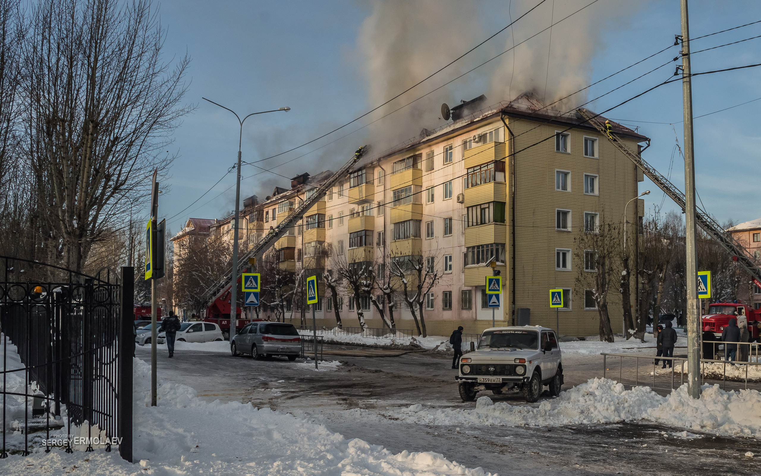 Пожар на крыше жилой пятиэтажки по улице Парфёнова