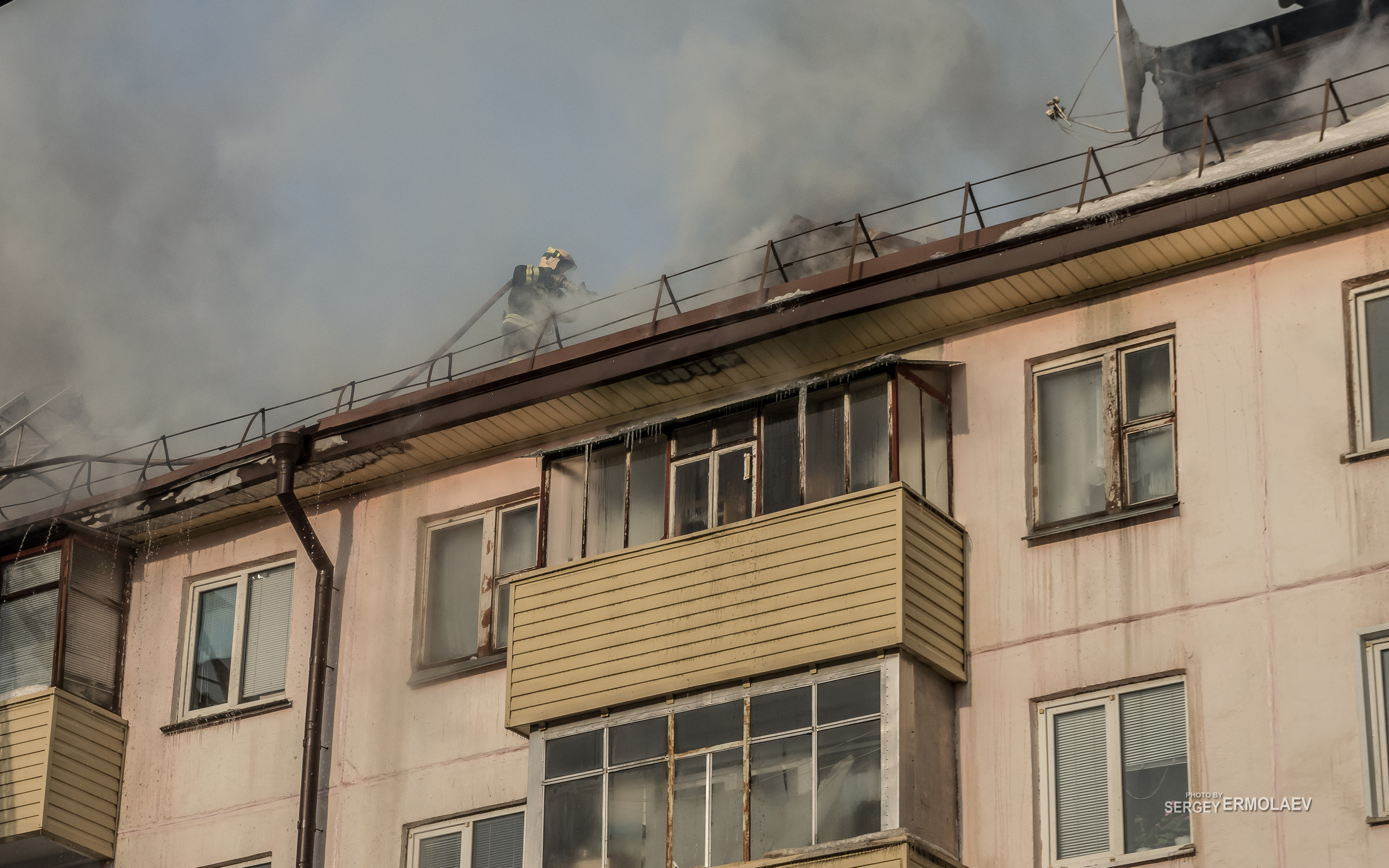 Пожар на крыше жилой пятиэтажки по улице Парфёнова