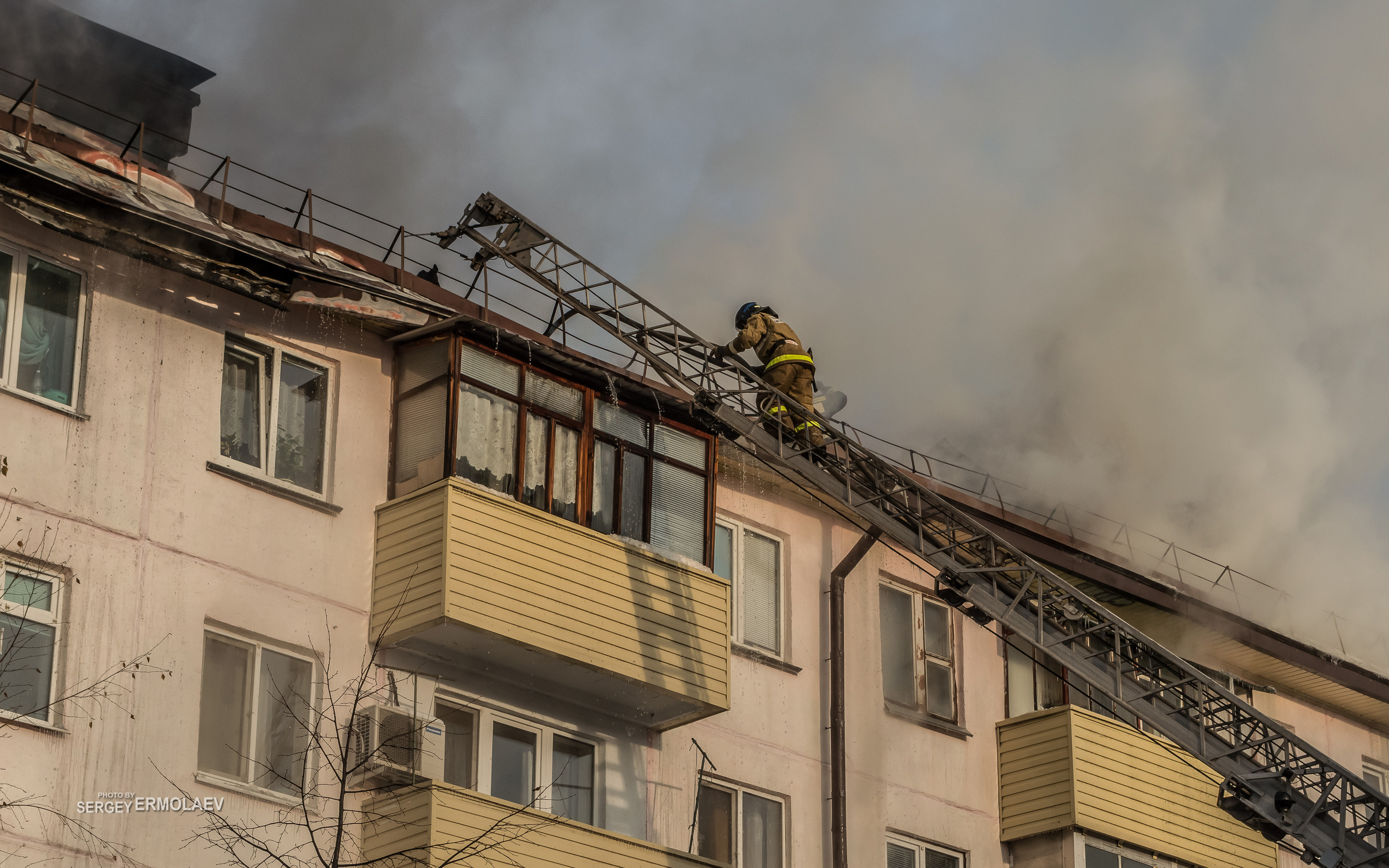 Пожар на крыше жилой пятиэтажки по улице Парфёнова