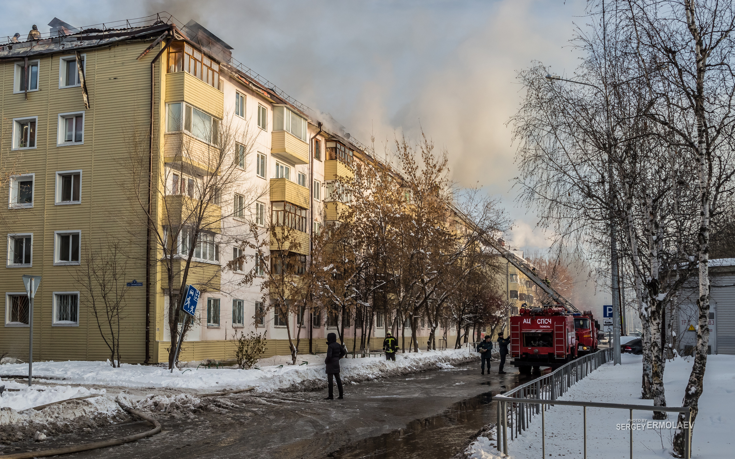 Пожар на крыше жилой пятиэтажки по улице Парфёнова