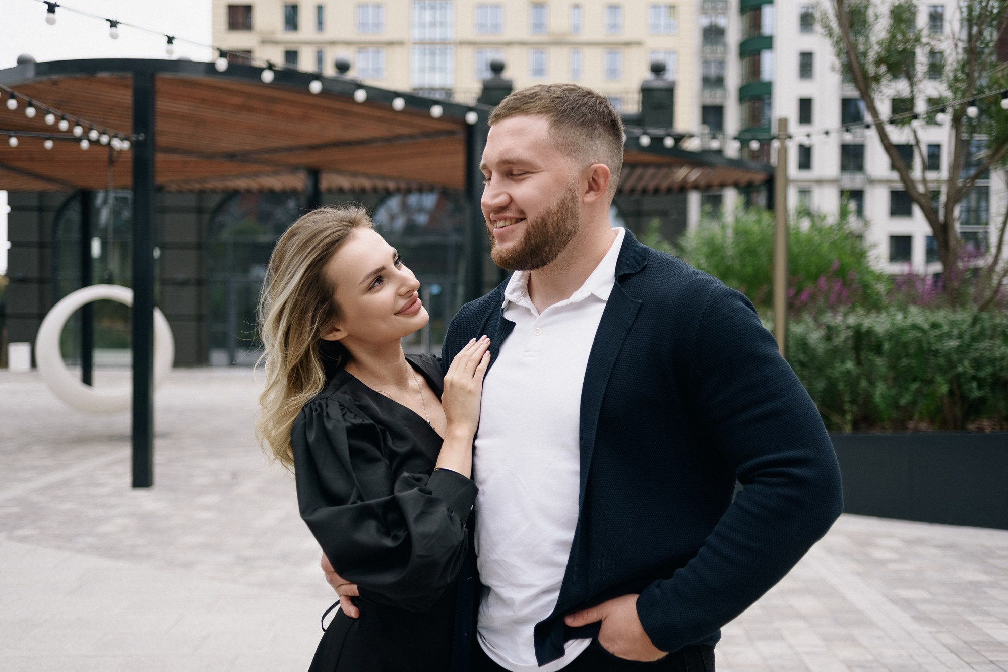 Живые эмоции и динамика ветра: прогулка пары в ЖК Айвазовский