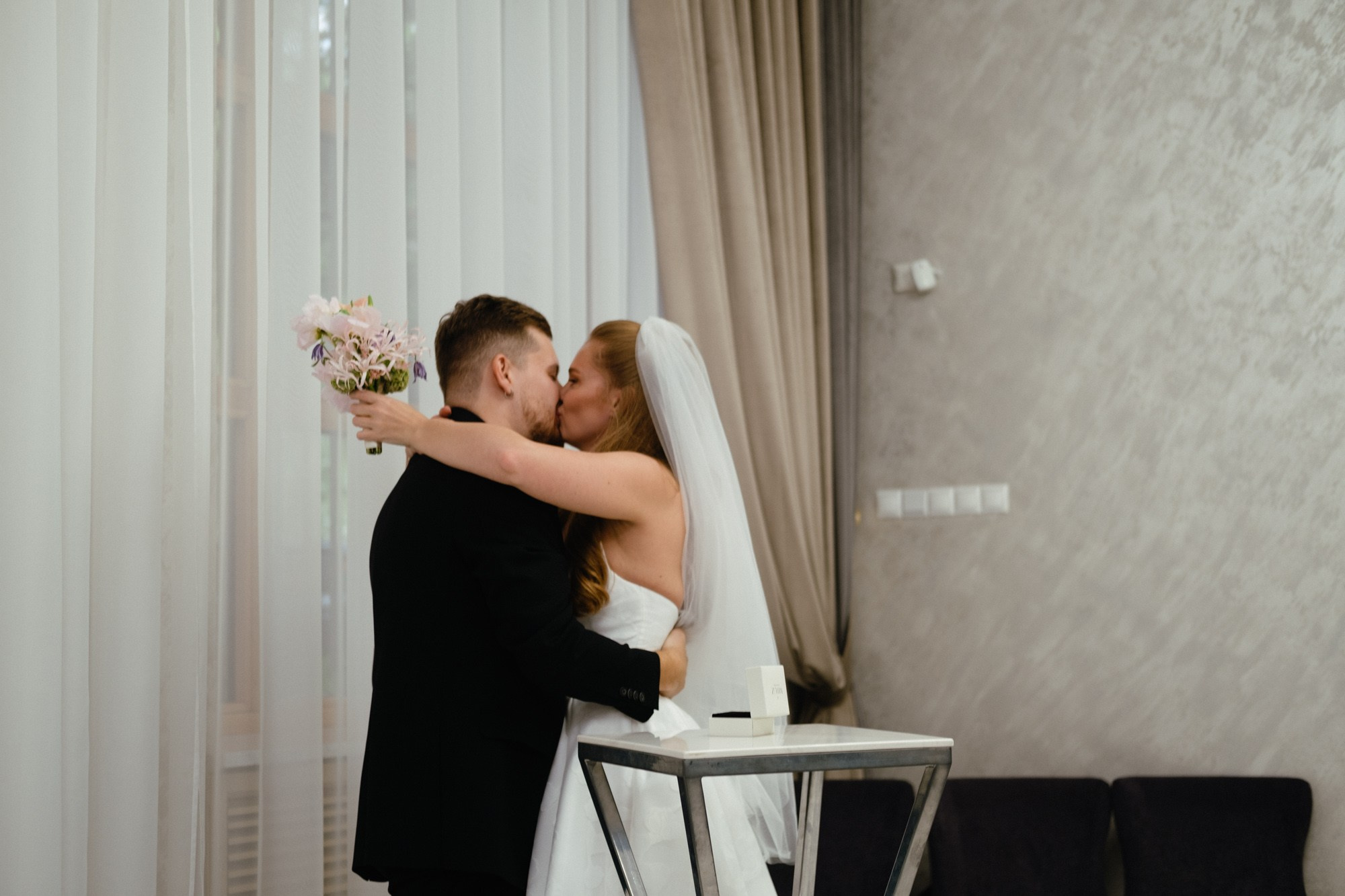 «ты красивый» — «нет, ты!». Свадебный фотограф Александра Тюлякова