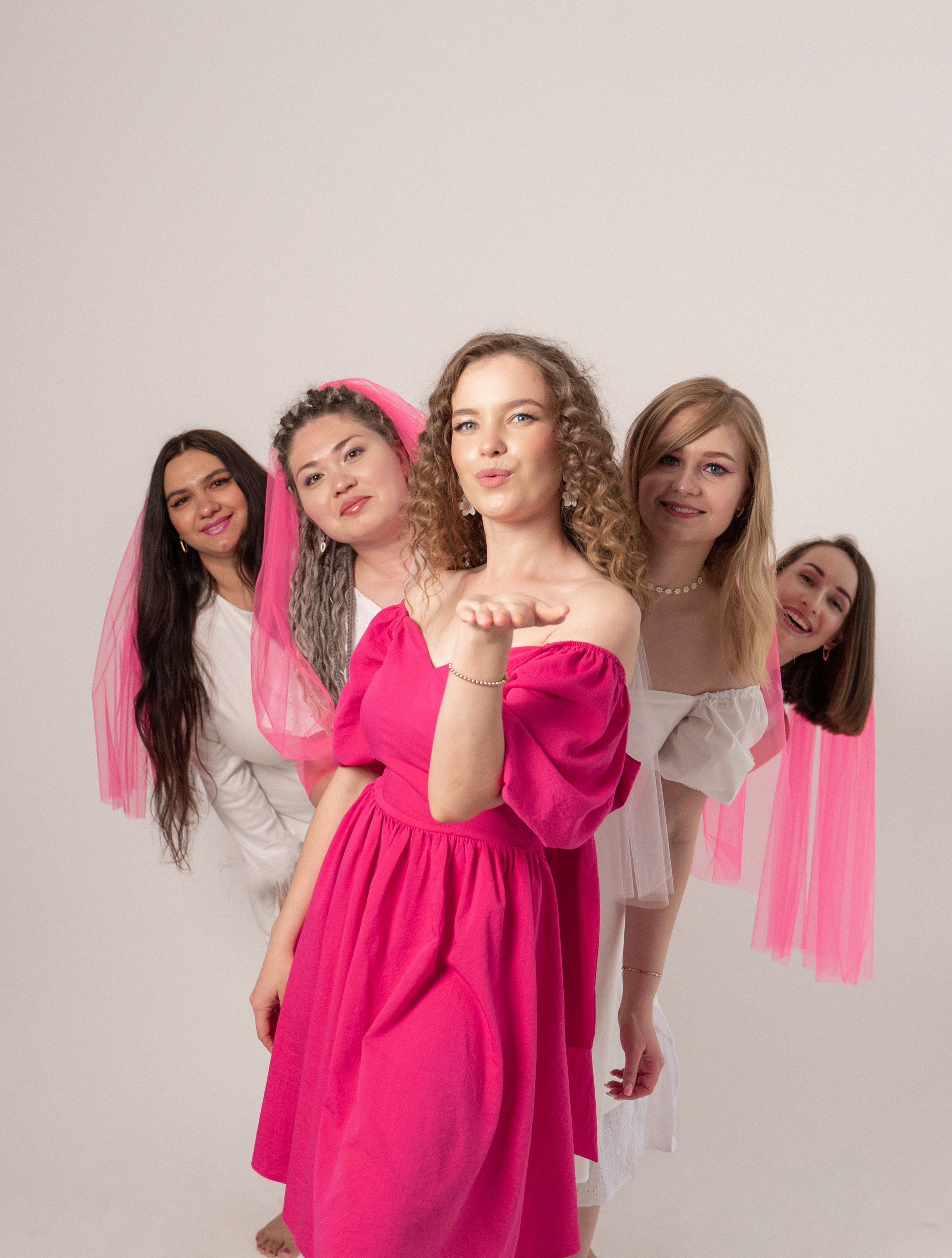 Подружки. ФОТОГРАФ/РУДНЫЙ/КОСТАНАЙ