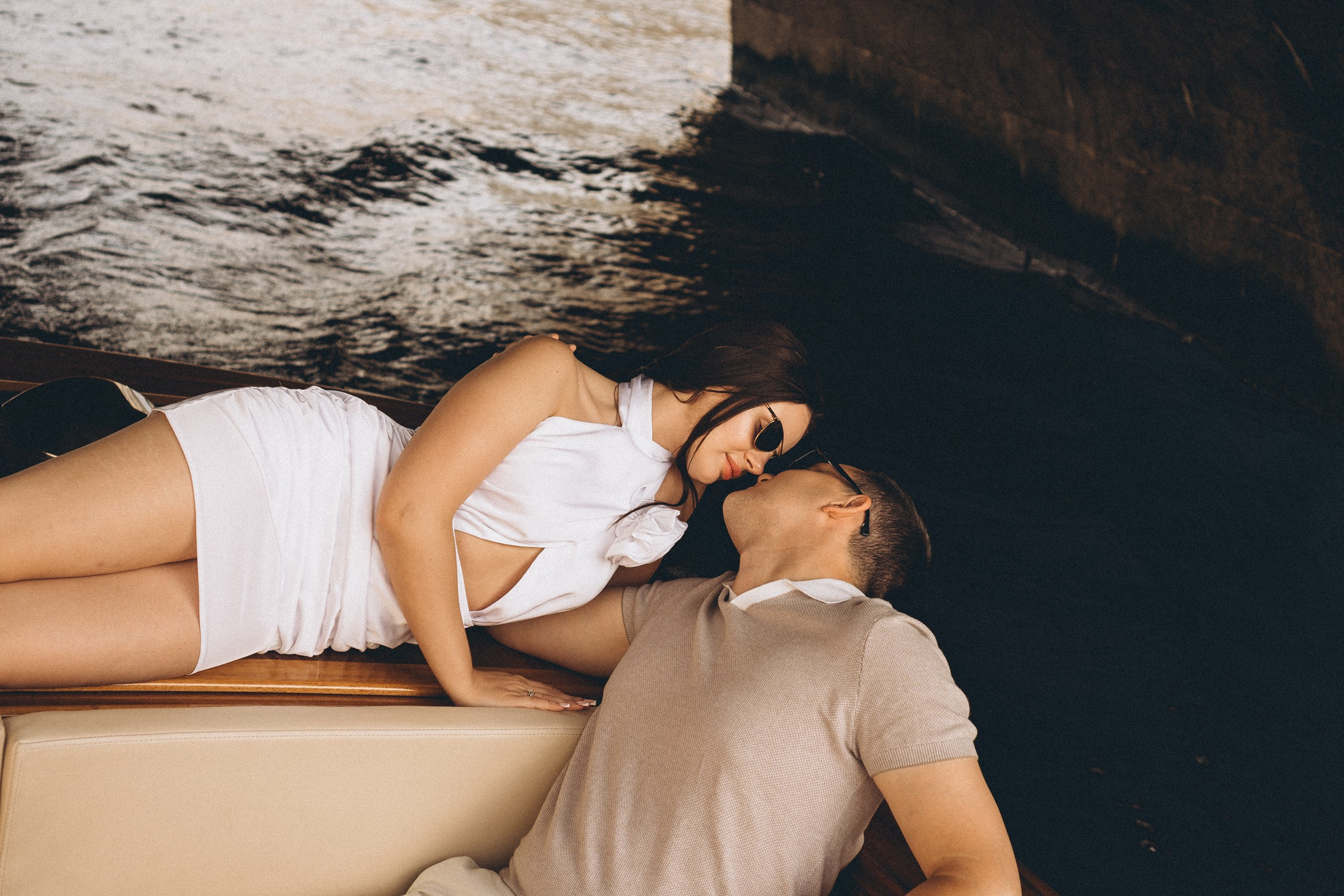 СВАДЕНБНАЯ СЬЕМКА НА КАТЕРЕ ПО КАНАЛАМ САНКТ-ПЕТЕРБУРГА И В АКВАТОРИИ НЕВЫ. Профессиональный фотограф, Санкт-Петербург — Виктория Богомолова