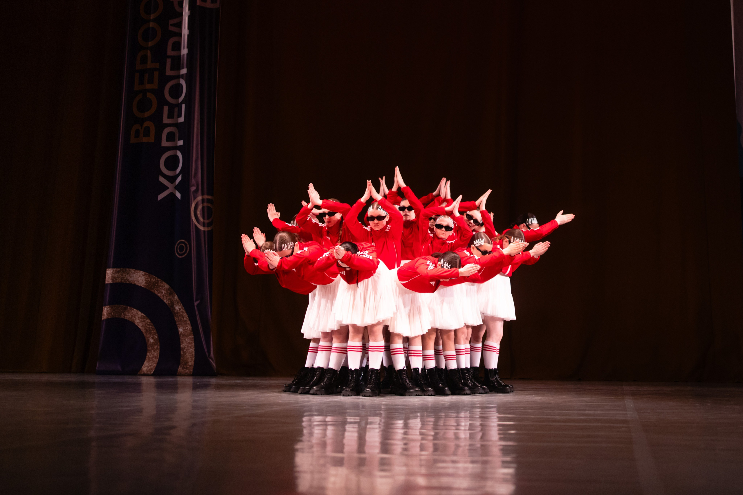 Широкий кадр: сцена и авансцена с выступающими артистами, отель «Санкт-Петербург».