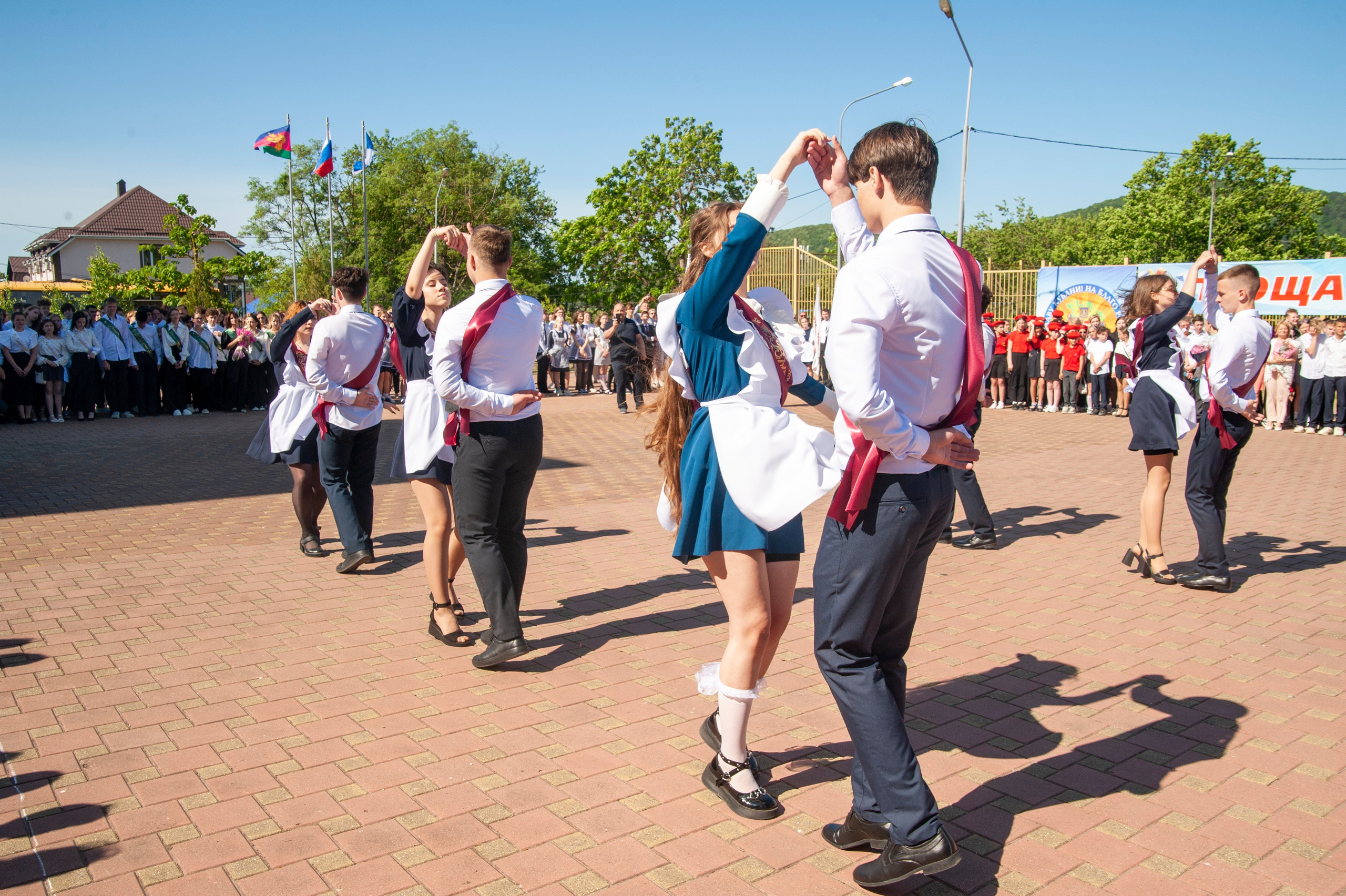 Последний Звонок МАОУ СОШ № 17 им. Эдуарда Есаяна — Архипо-Осиповка. Свадебный и семейный фотограф Денис Лукьянов в Краснодаре, Краснодарском крае и Республике Крым