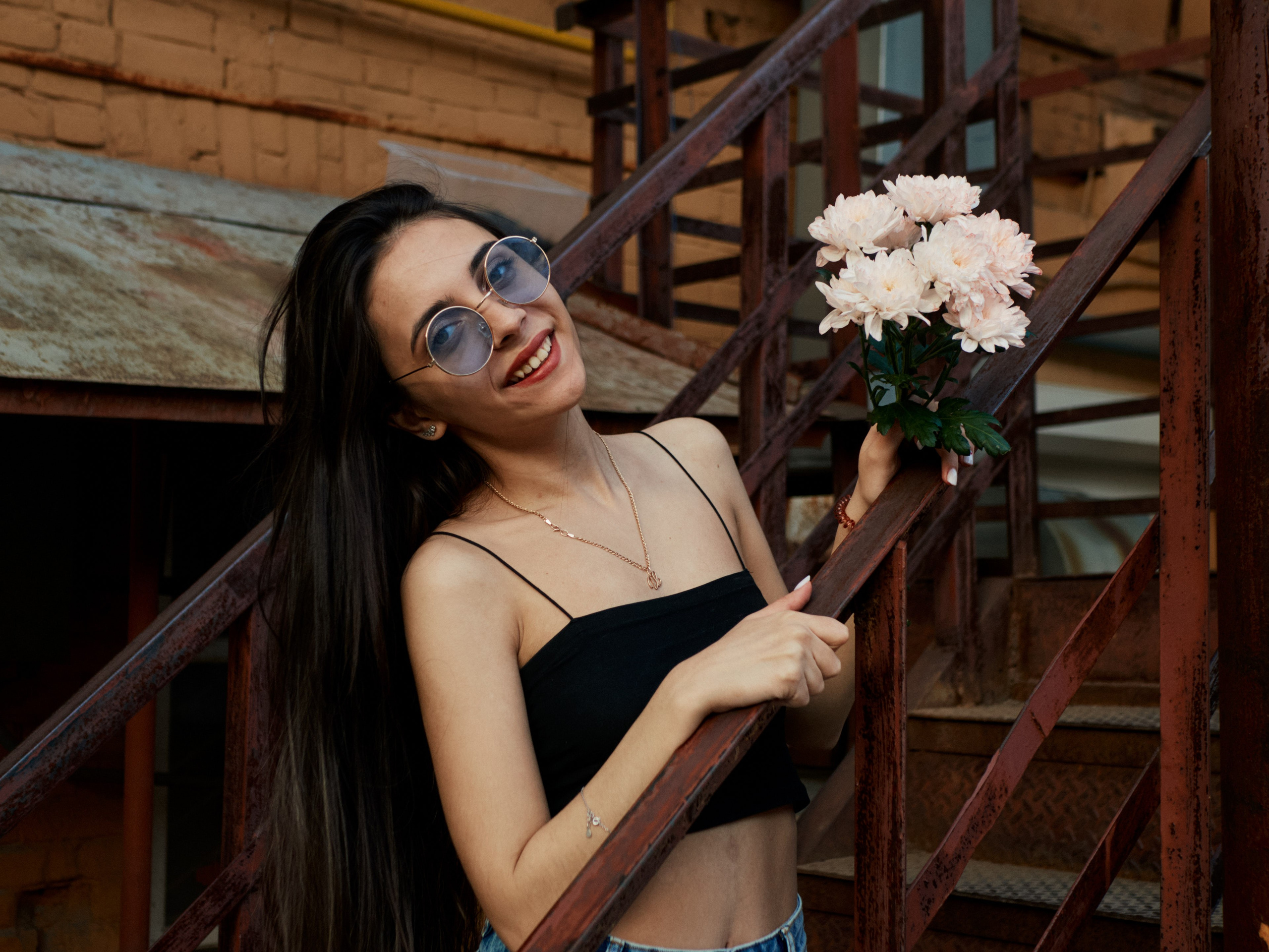 Девушка в цветком на лестнице