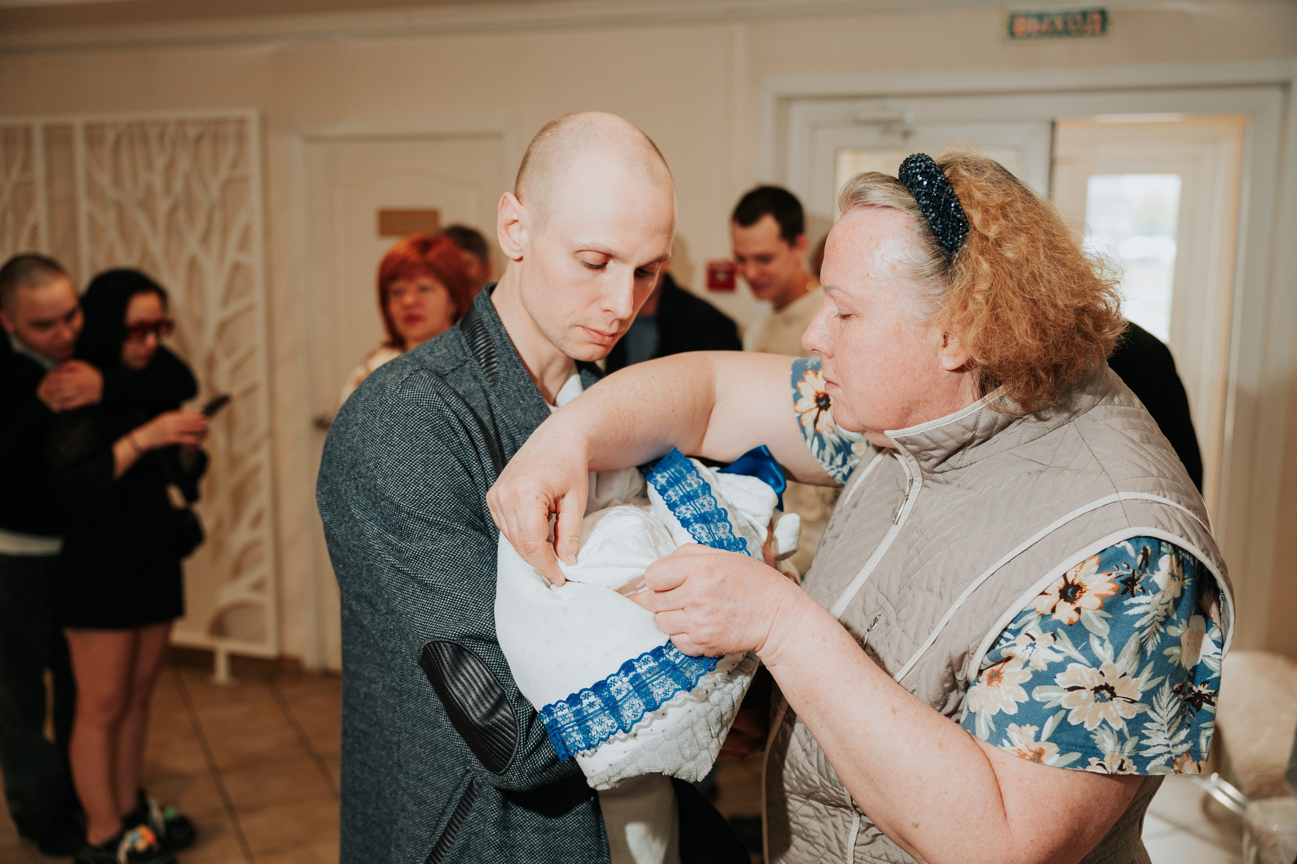 Выписка из роддома: Вадим, Анастасия и сын Руслан. Репортажный фотограф Красноярск