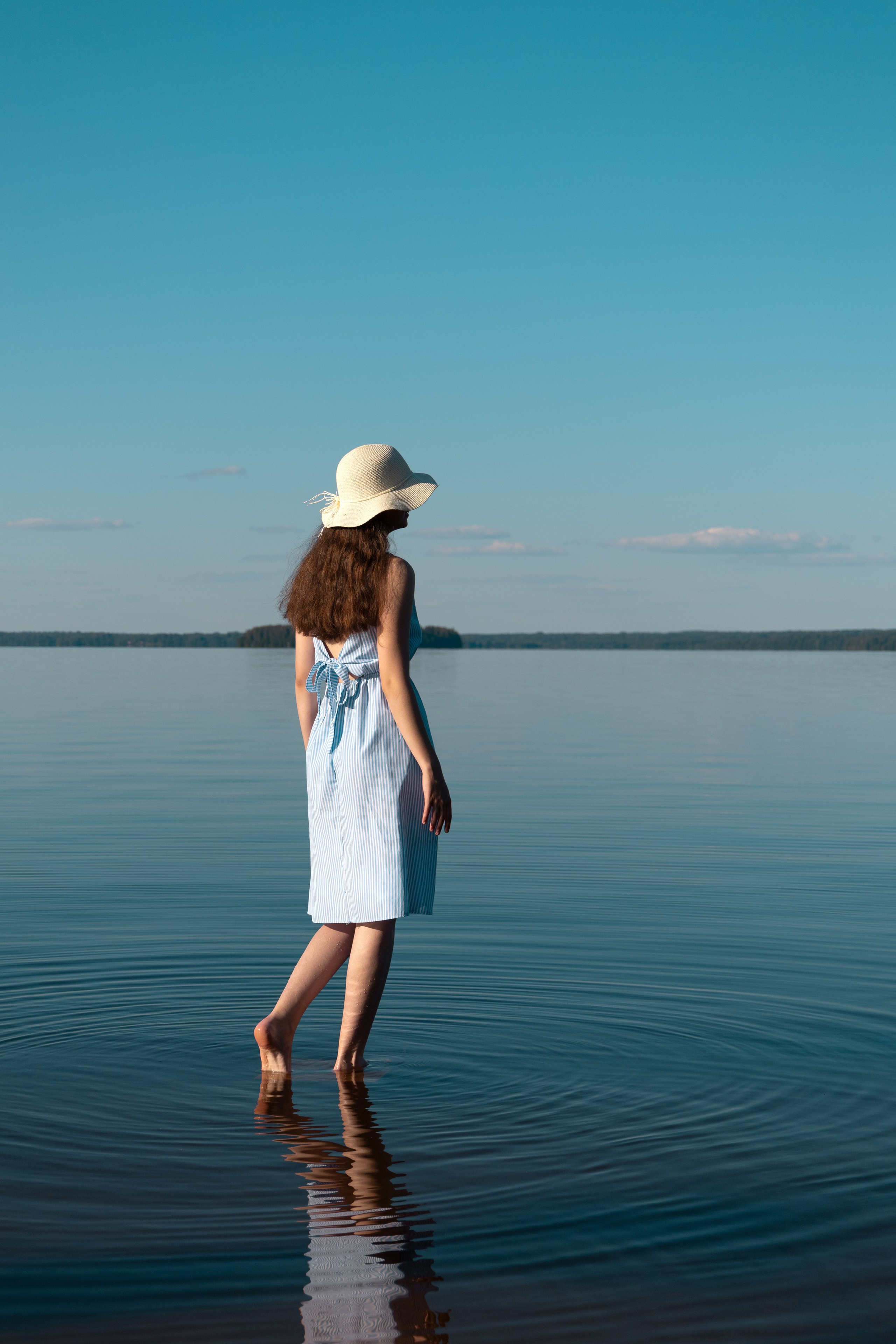 Девушка у озера