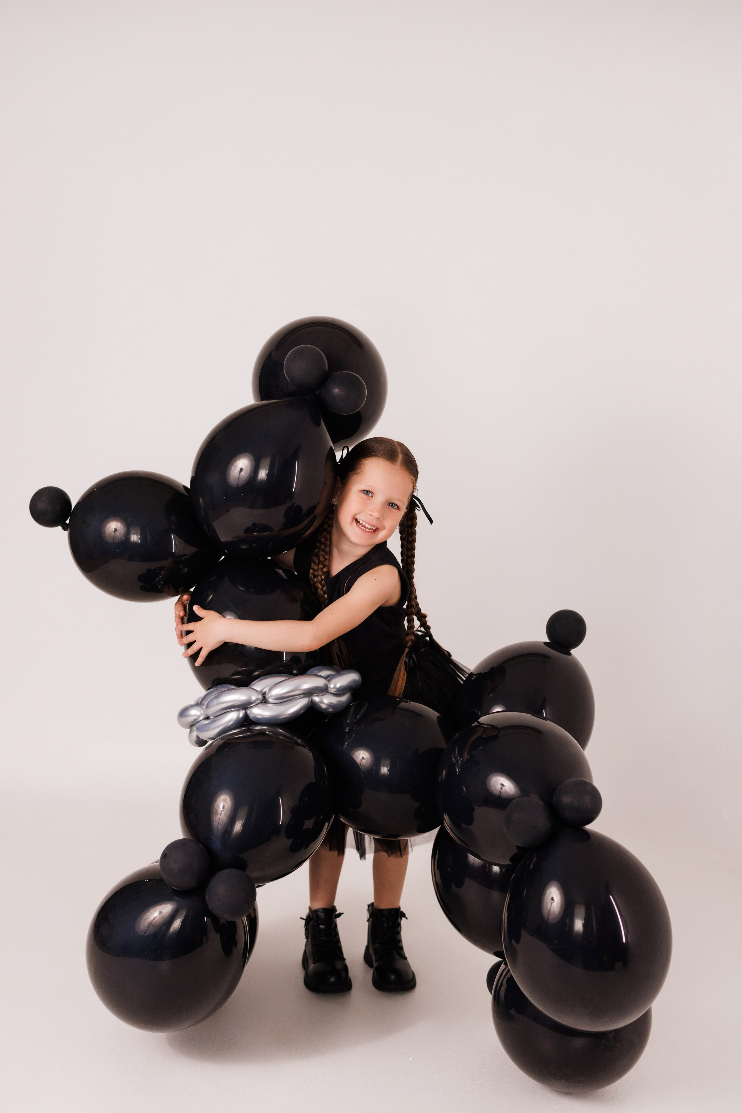 Стильная детская фотосессия с собачками из шариков, для девочек и мальчиков. Семейный и детский фотограф в Краснодаре Анна Трашкова