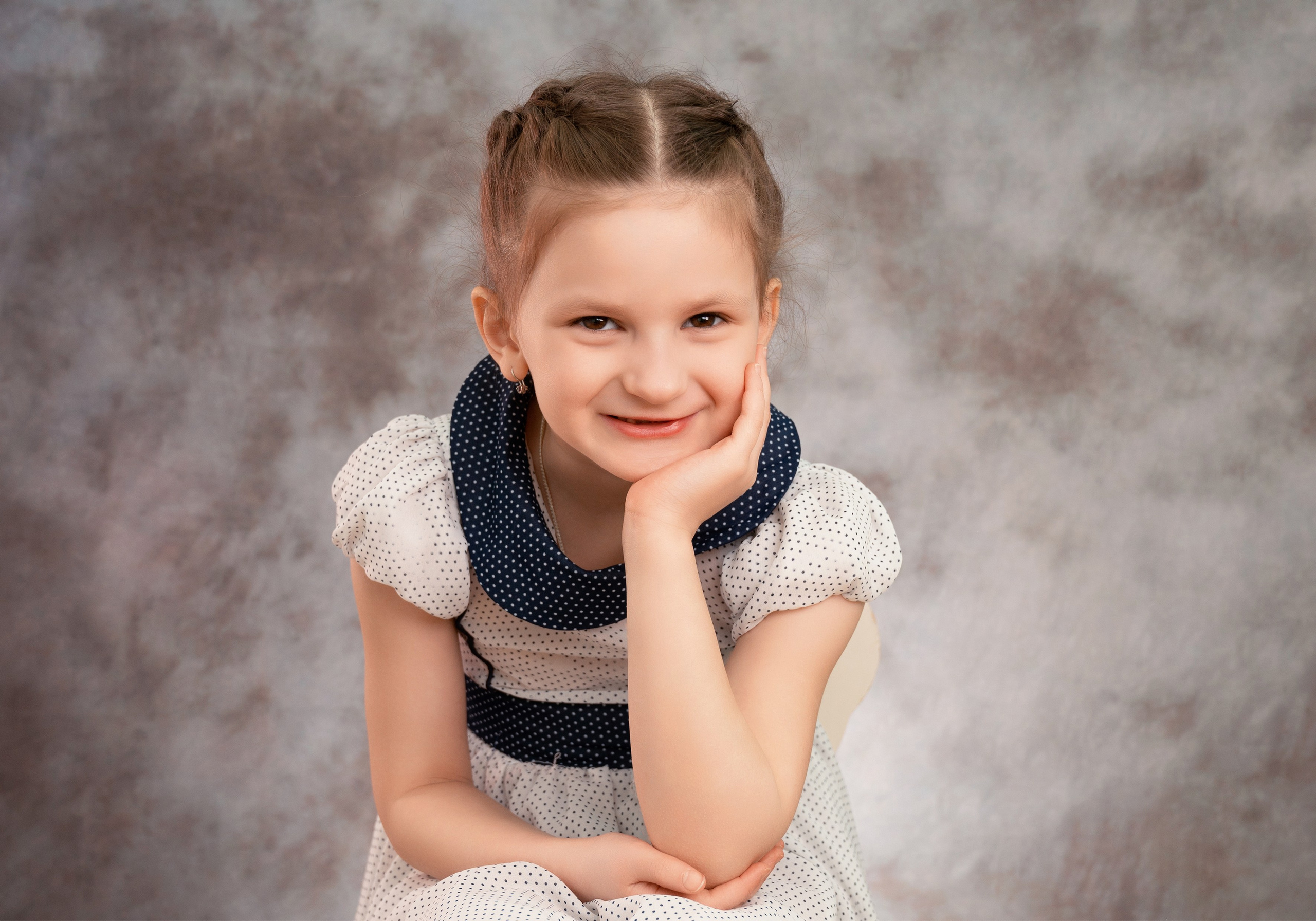 Портрет девочки на фотофоне