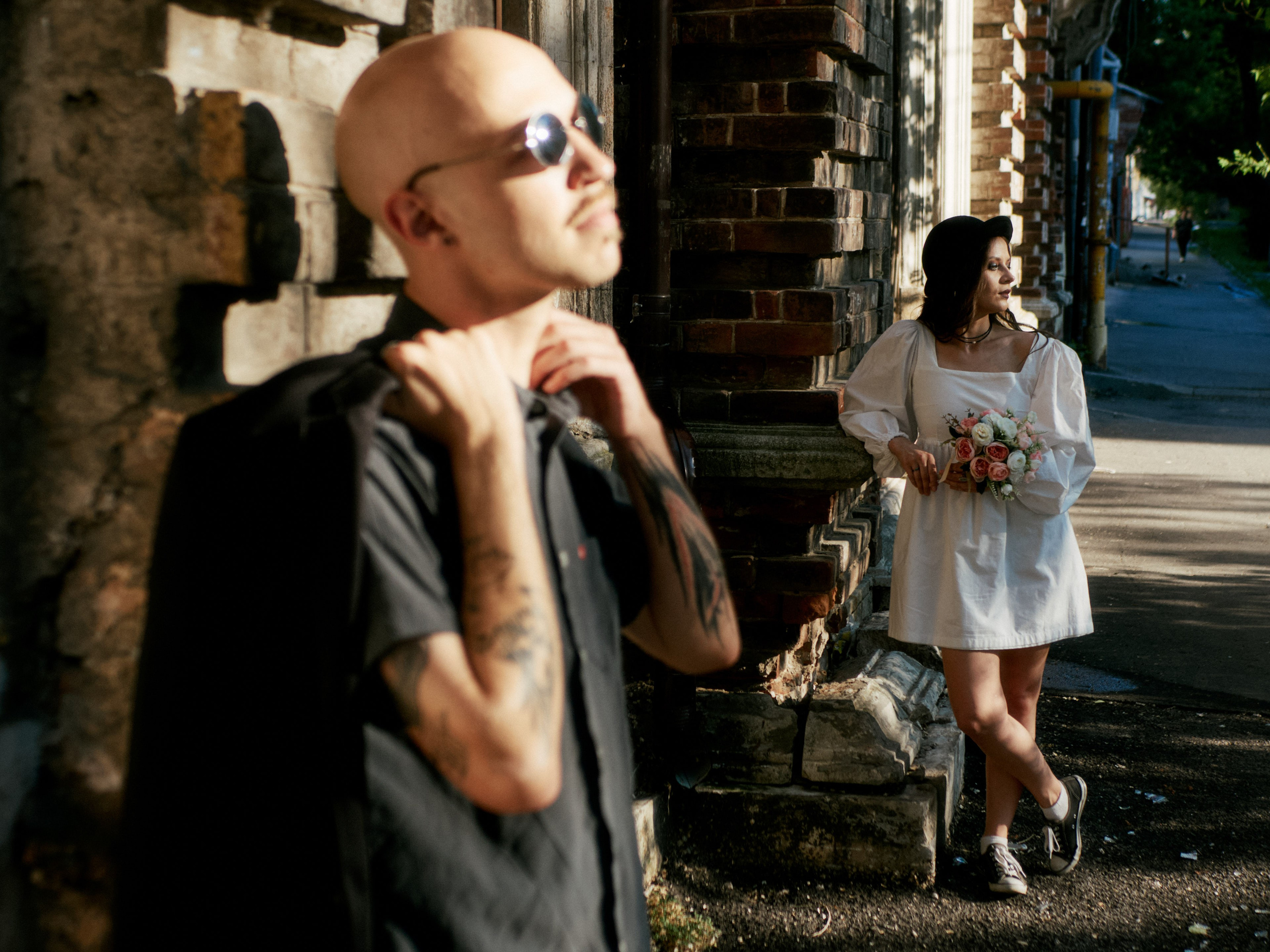 Романтическая прогулка по городу в солнечный день, стильная пара у дома