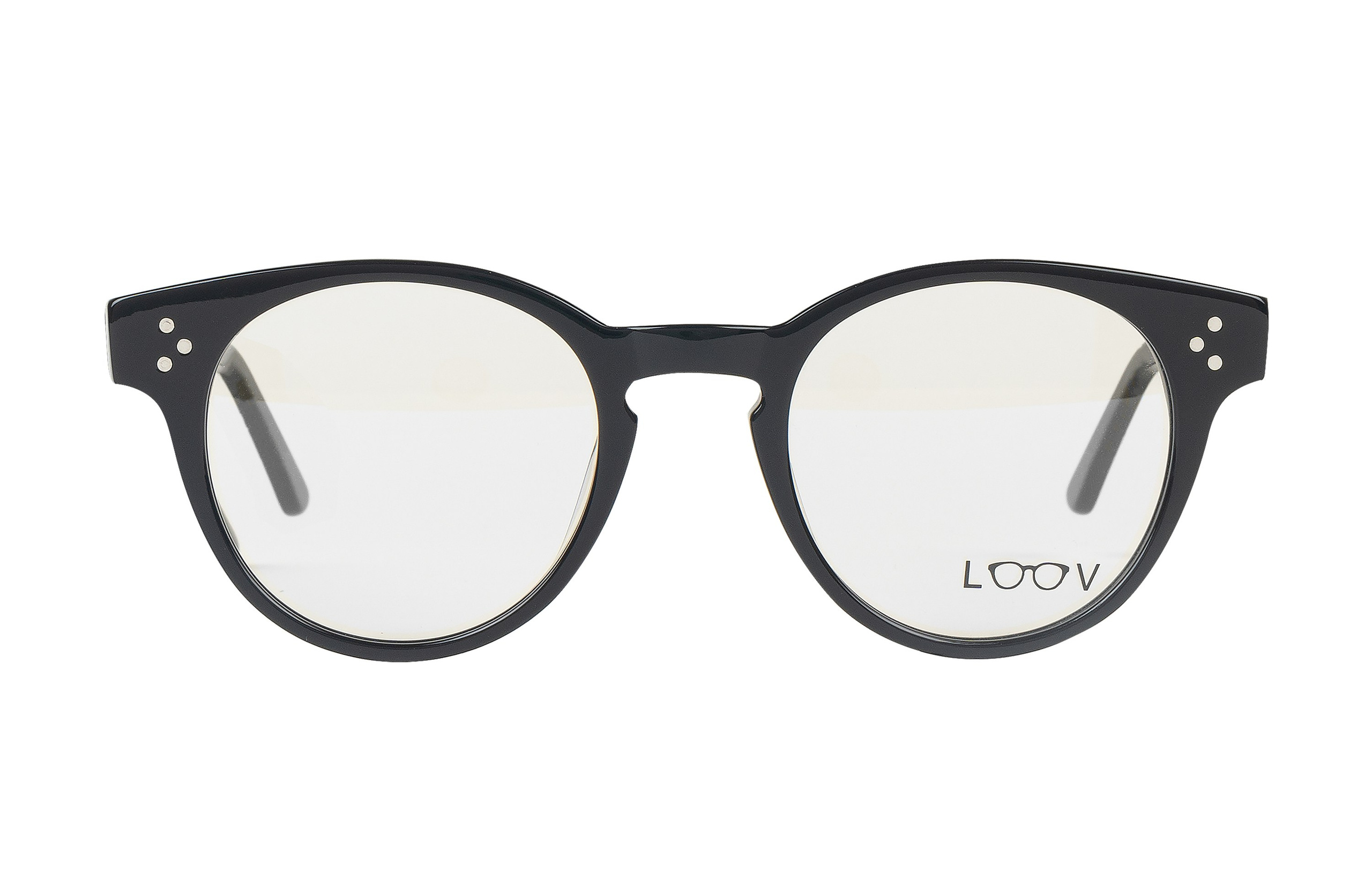 Очки с черной оправой на белом фоне