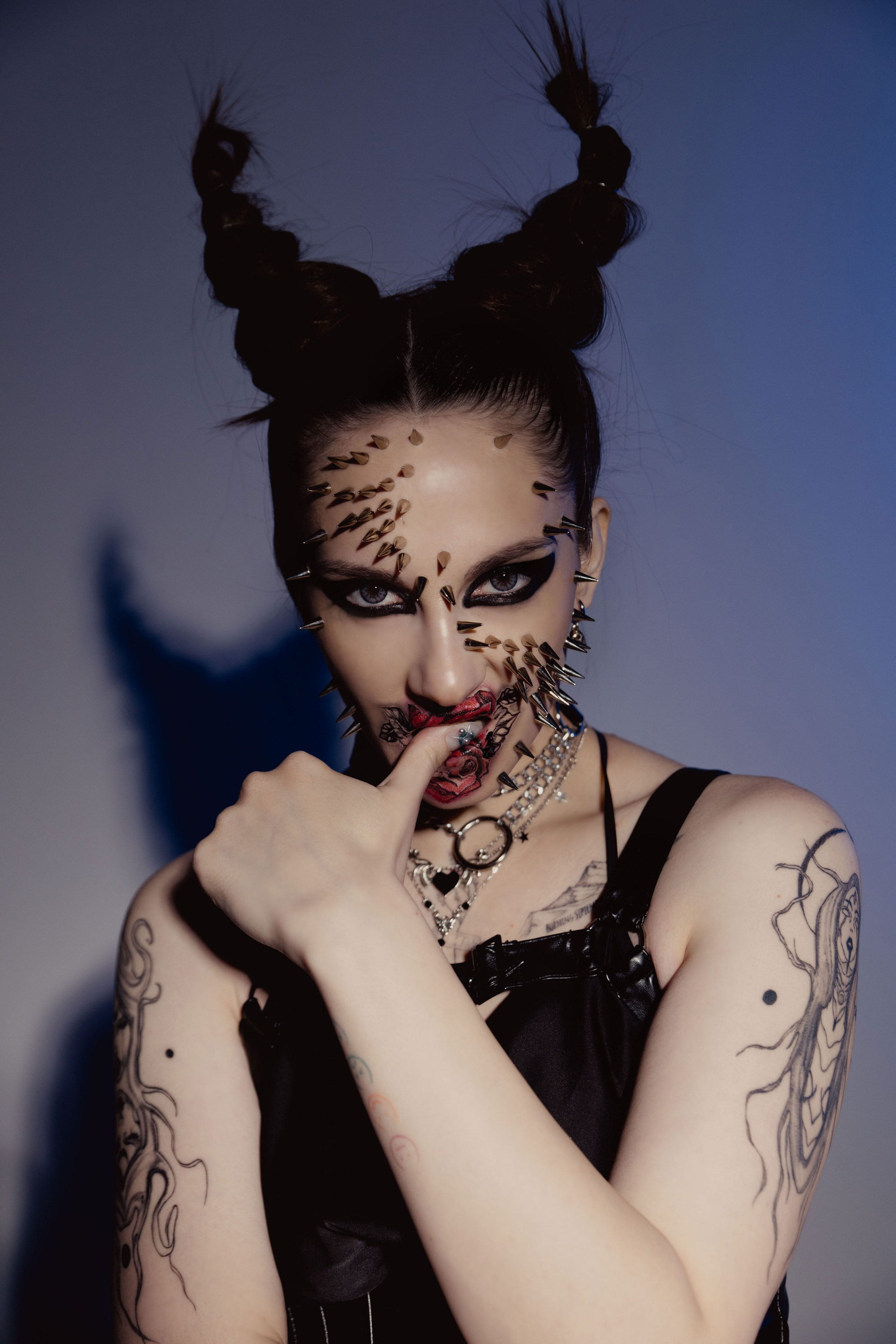 Перед Вами — не просто фотография, а результат невероятного творческого тандема профессионального фотографа и визажиста.  Это арт-работа, в которой гармонично переплелись красота и дерзость, нежность и сила.  Модель, словно ожившая героиня готического романа, украшена изысканным сочетанием шипов и роз.  Виртуозно выполненный макияж подчеркивает драматичность образа, а  умело поставленный свет и композиция фотографии усиливают эмоциональное воздействие.  Каждый шип, каждая роза – деталь тщательно продуманной концепции, которая приковывает взгляд и заставляет задуматься над смыслом скрытой за этим  роскошным, но одновременно опасным, образом.  Эта креативная фотосессия – пример  высокого профессионализма и  смелого экспериментирования с жанром,  результат  внимательной работы над каждой деталью, от макияжа до освещения.  Она доказывает, что  искусство фотографии способно выражать самые сложные и противоречивые эмоции.