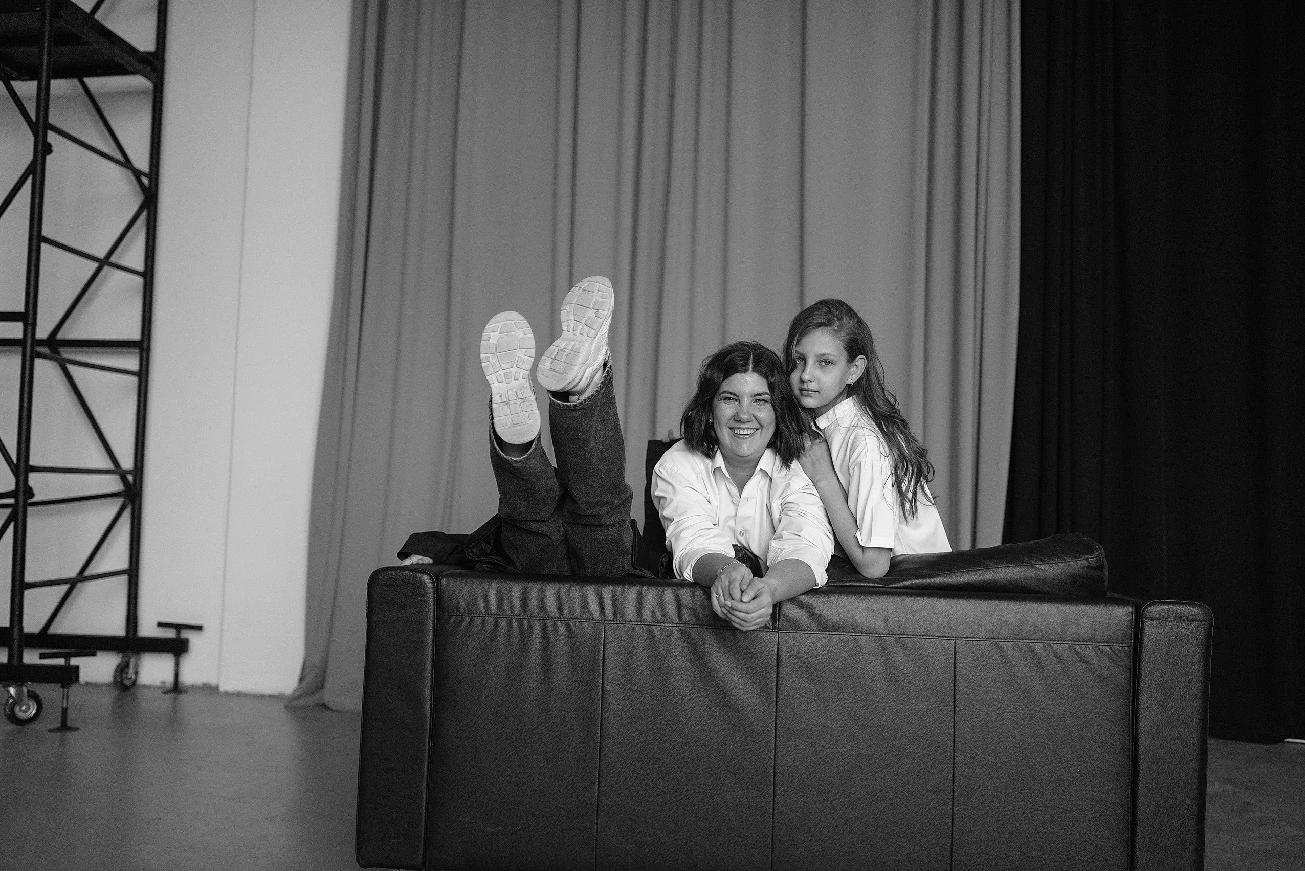 Фотосессия мама с дочками в стиле минимализм. Семейный фотограф Дарья Едапина Новосибирск. Фотограф Дарья Едапина Новосибирск