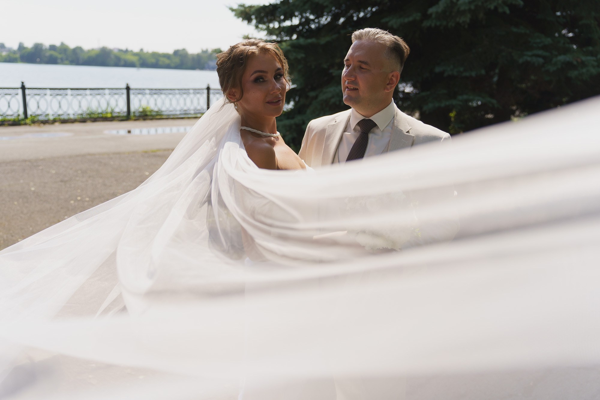 Крупный план улыбки невесты и счастливая мимика жениха — эмоциональная портретная свадебная съемка. Фото от Свадебного фотографа в Екатеринбурге Евгения Карася