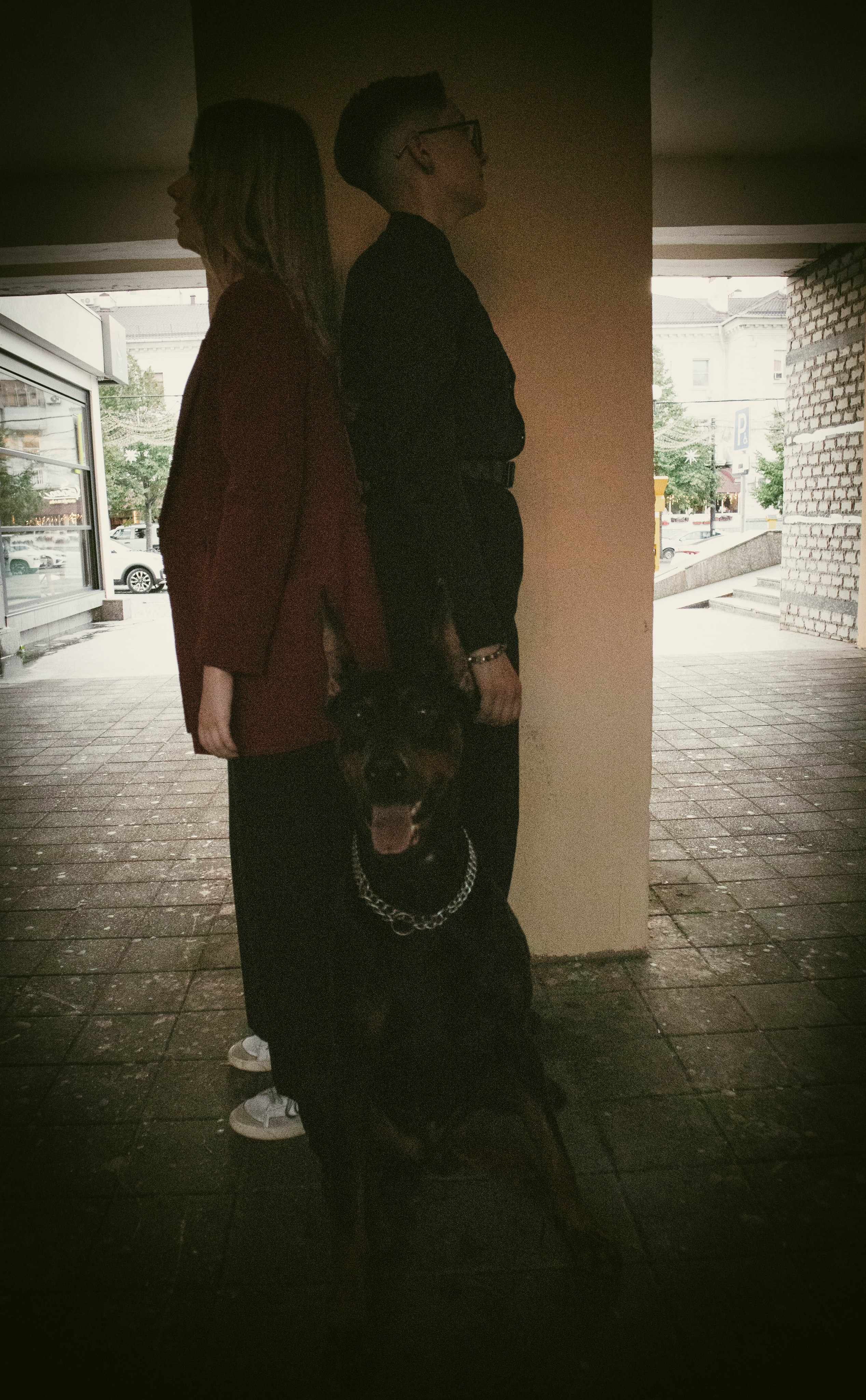 «Жизнь в ритме шага: пара с доберманом». Уличный фотограф Города N