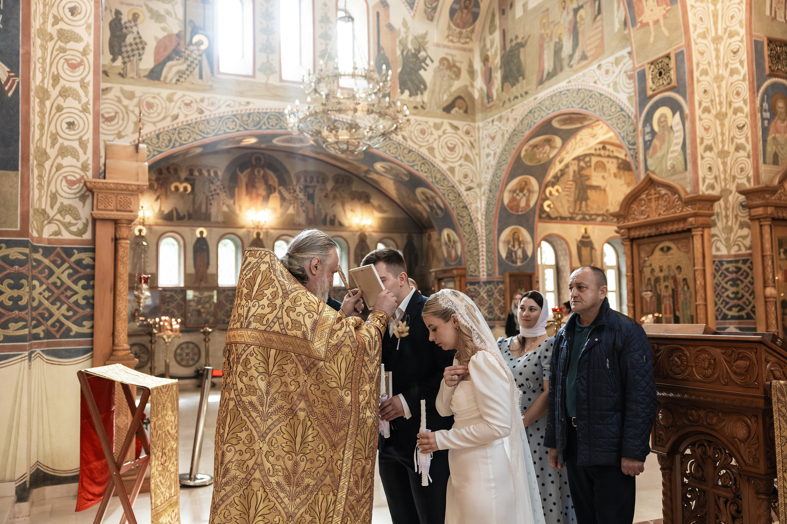 Венчание в Храме святых Новомучеников и Исповедников Российских. Фотограф Крещение, Выписка москва