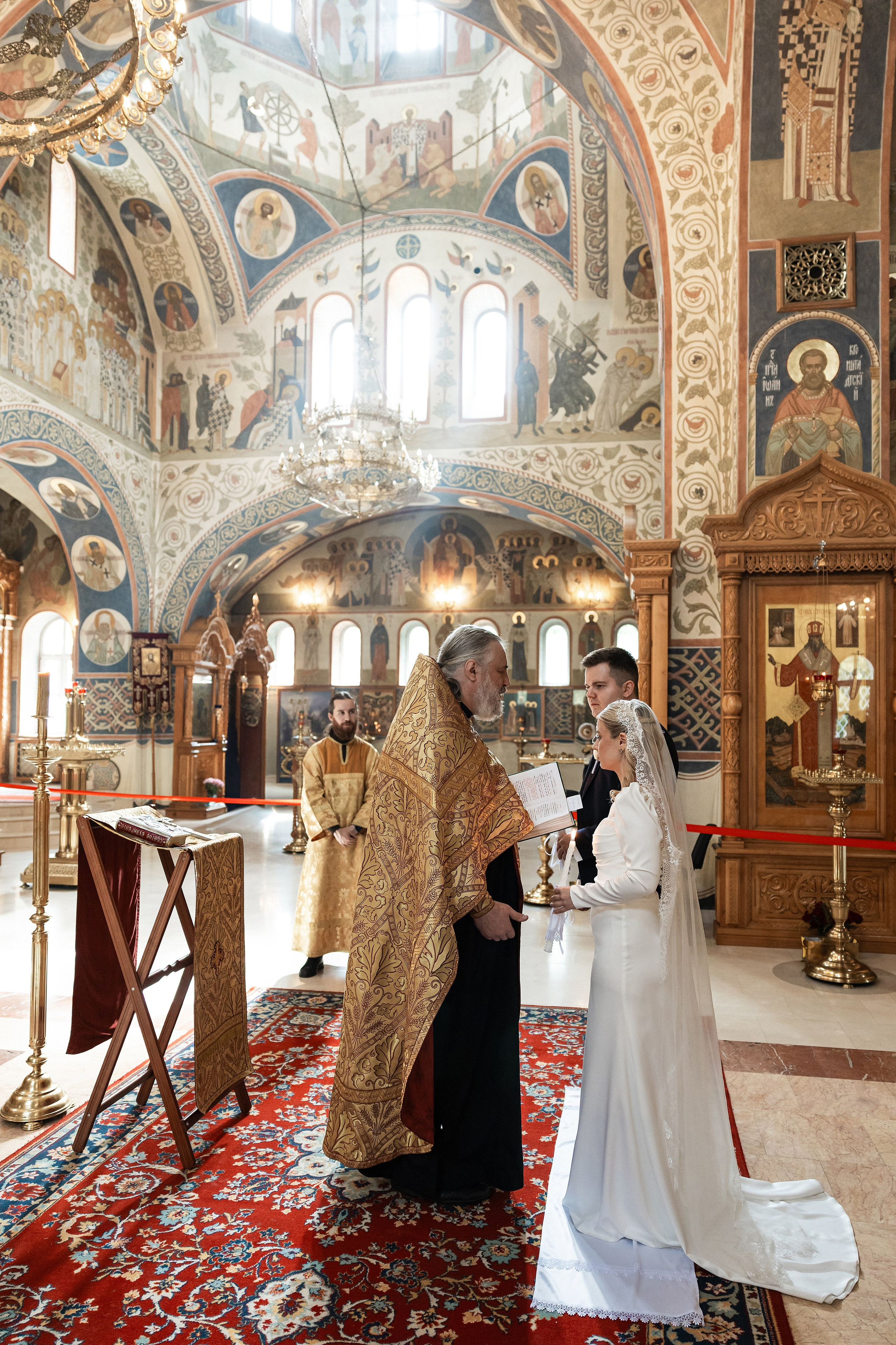 Венчание в Храме святых Новомучеников и Исповедников Российских. Фотограф Крещение, Выписка москва