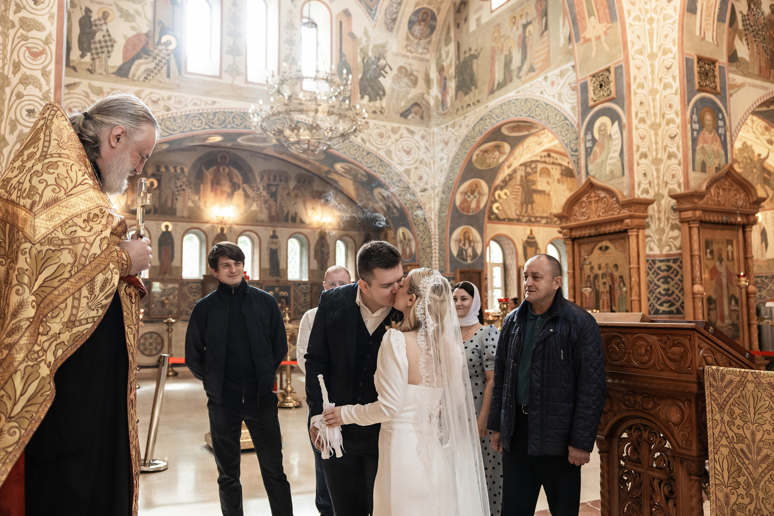 Венчание в Храме святых Новомучеников и Исповедников Российских. Фотограф Крещение, Выписка москва
