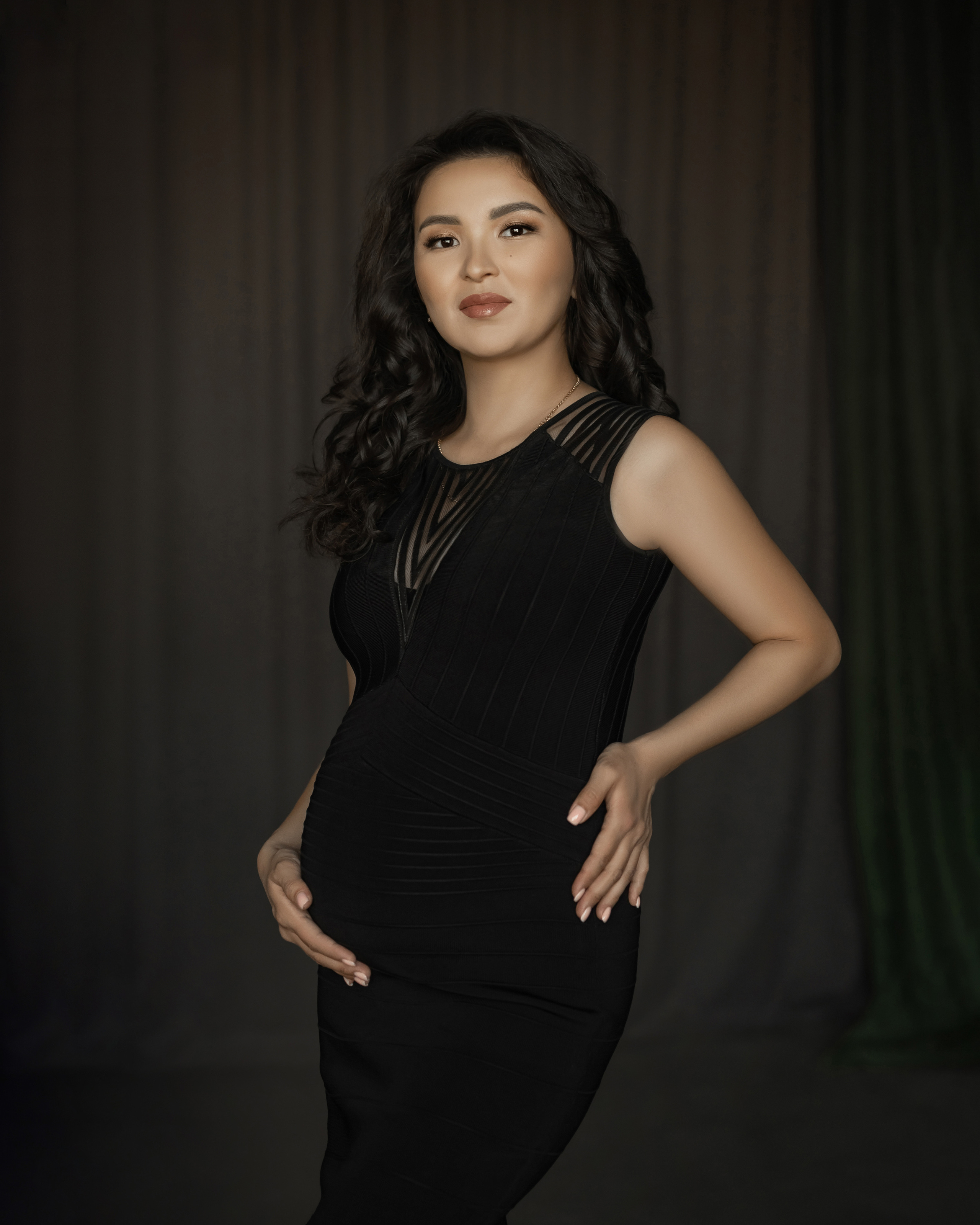 Беременность в темной студии. Демидова Натали, фотограф беременности и материнства г. Астана