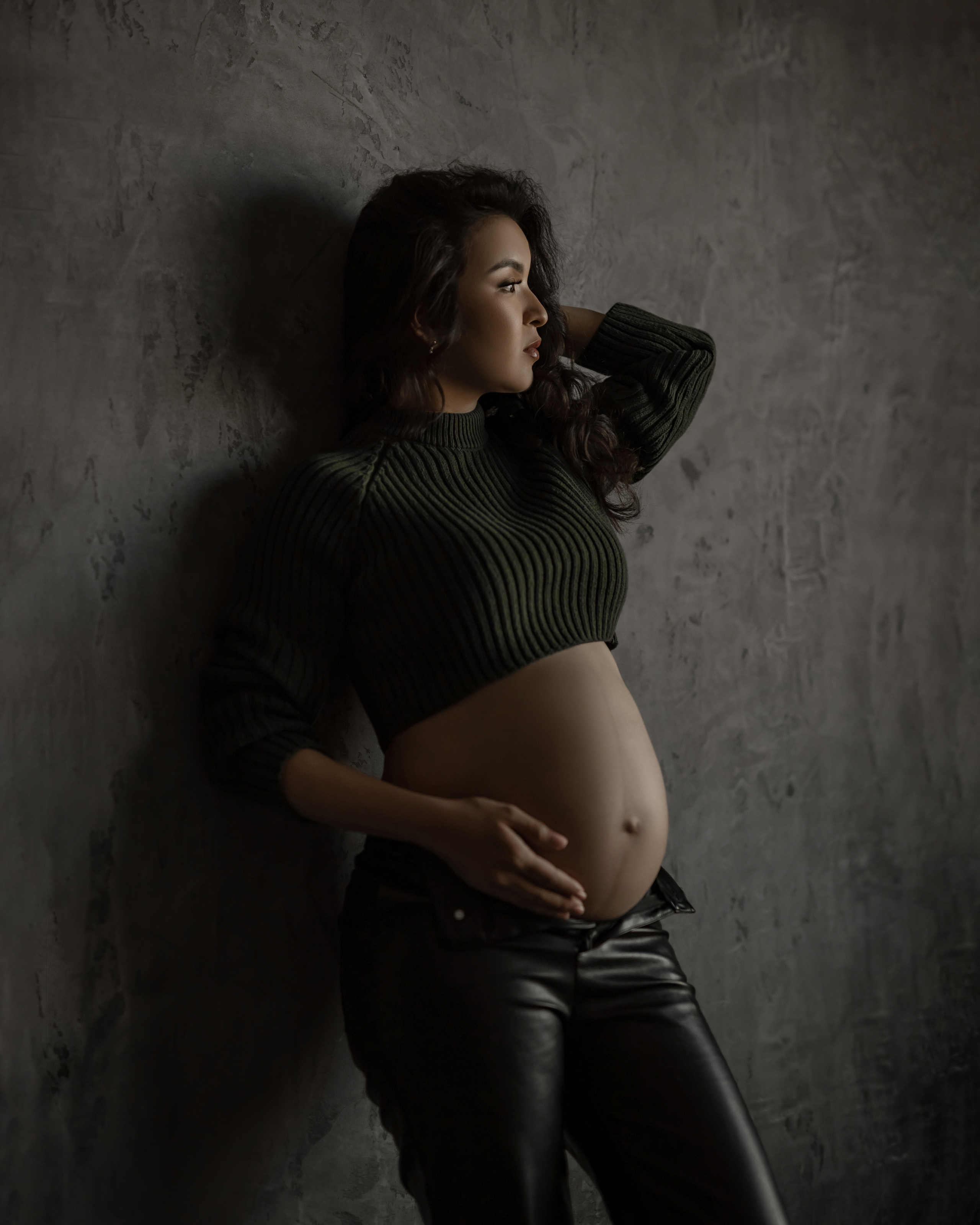 Беременность в темной студии. Демидова Натали, фотограф беременности и материнства г. Астана