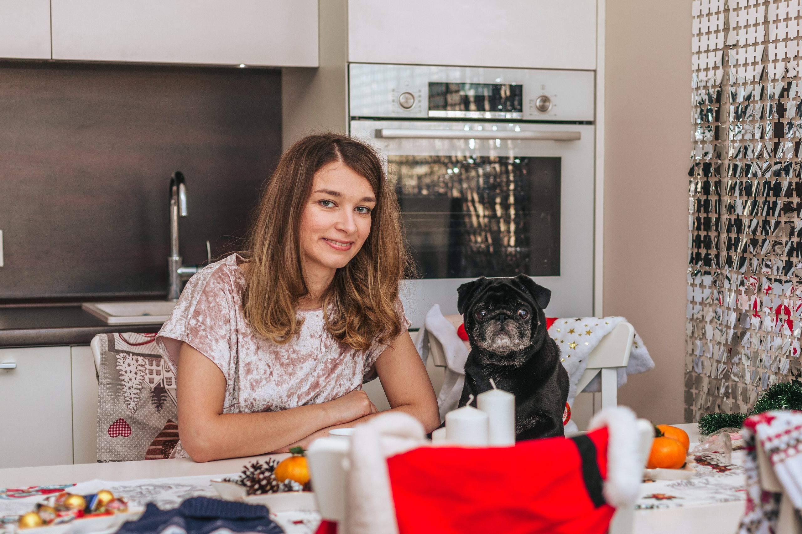 Домашняя фотосессия Оли и двух ее мопсов. Фотограф-анималист Татьяна Степанова