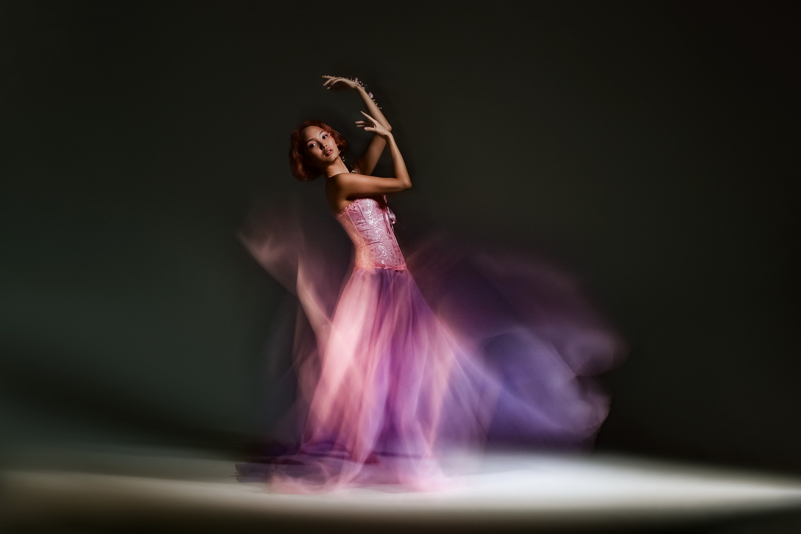  Романтичный женский портрет в теплых весенних тонах. Модель в длинном розовом платье с цветочными аксессуарами на шее и руке. Съемка со смешанным освещением в студии.