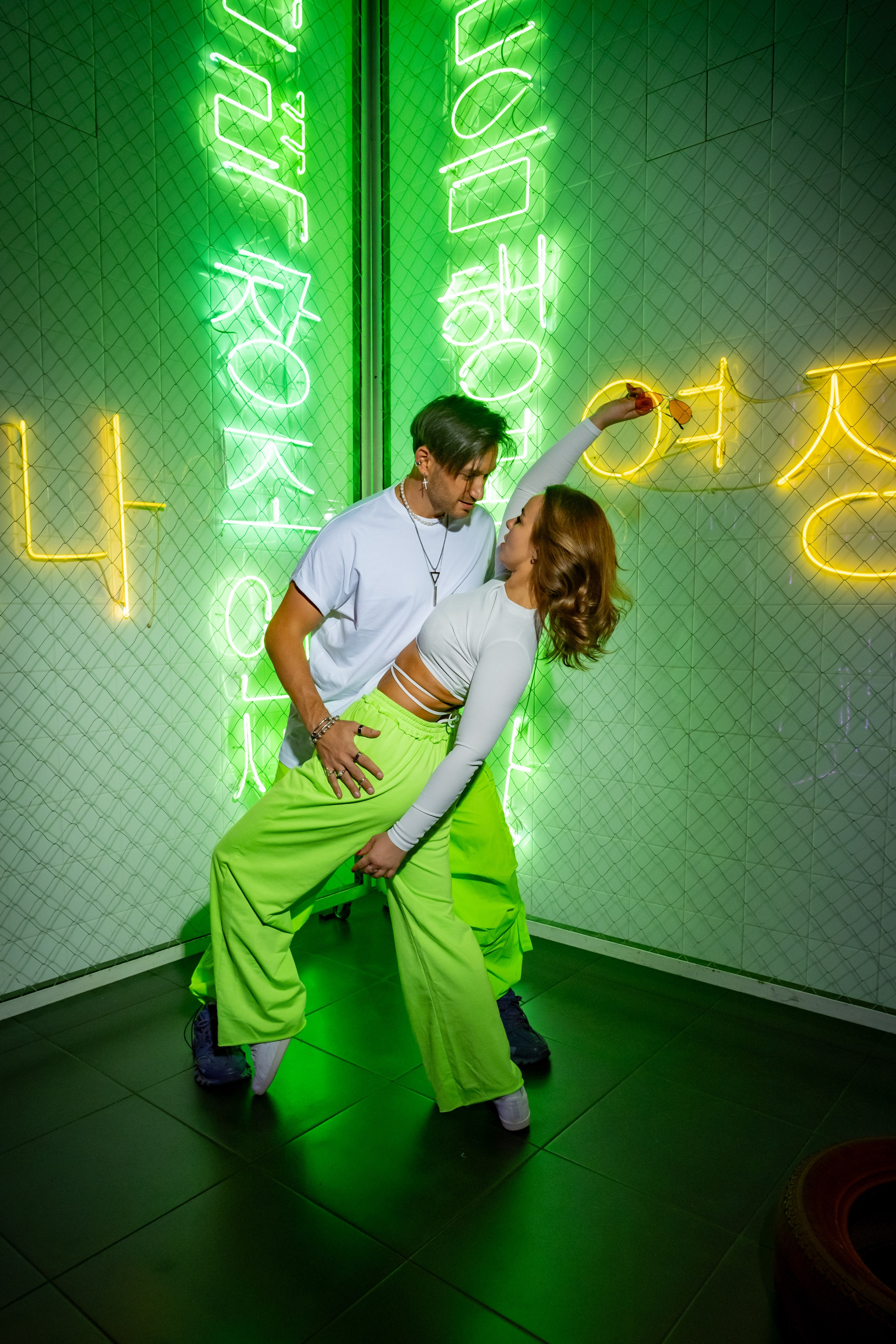 Съёмка в студии. Неон. Любовь Потапова