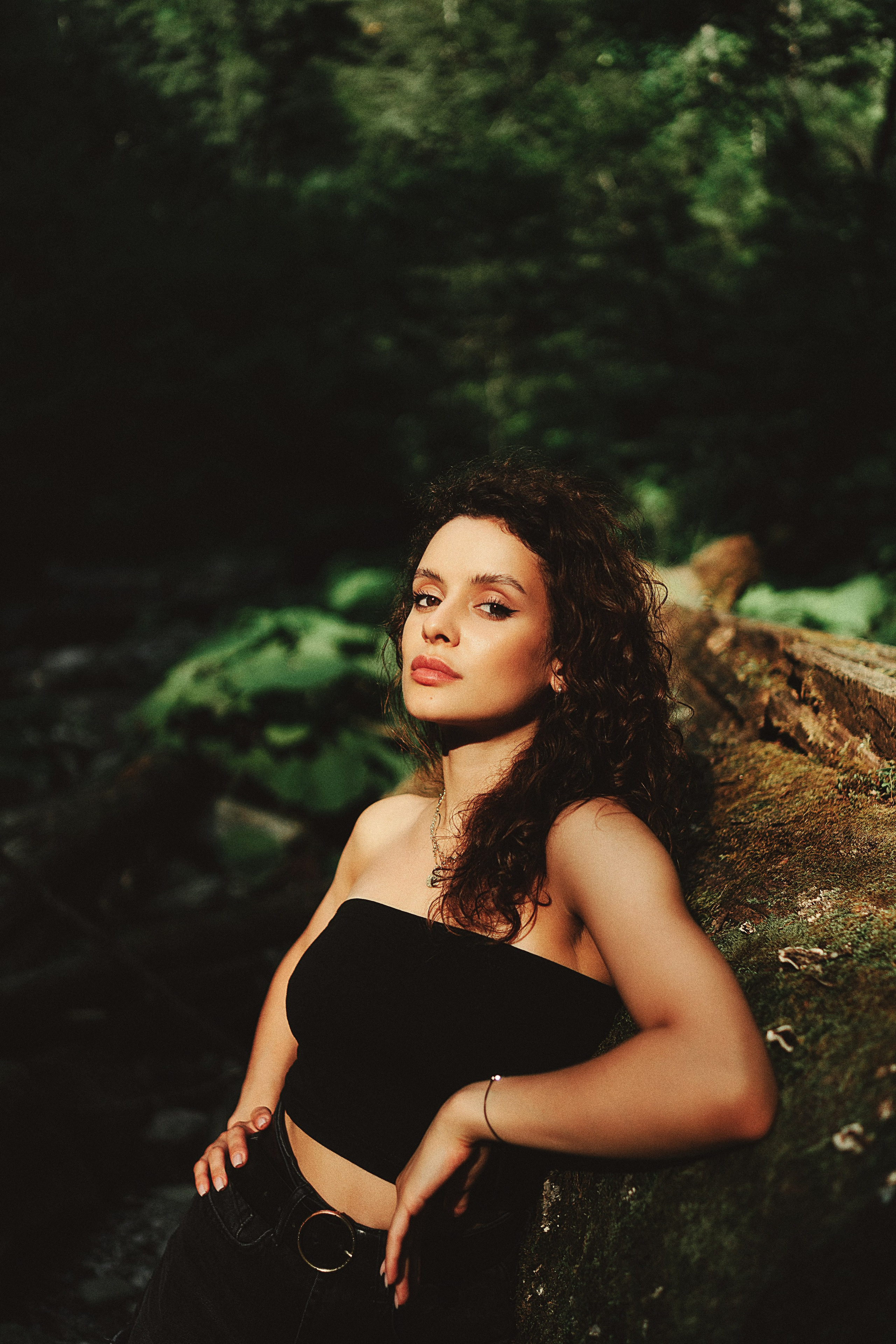 художественный портрет девушки на природе в Сочи