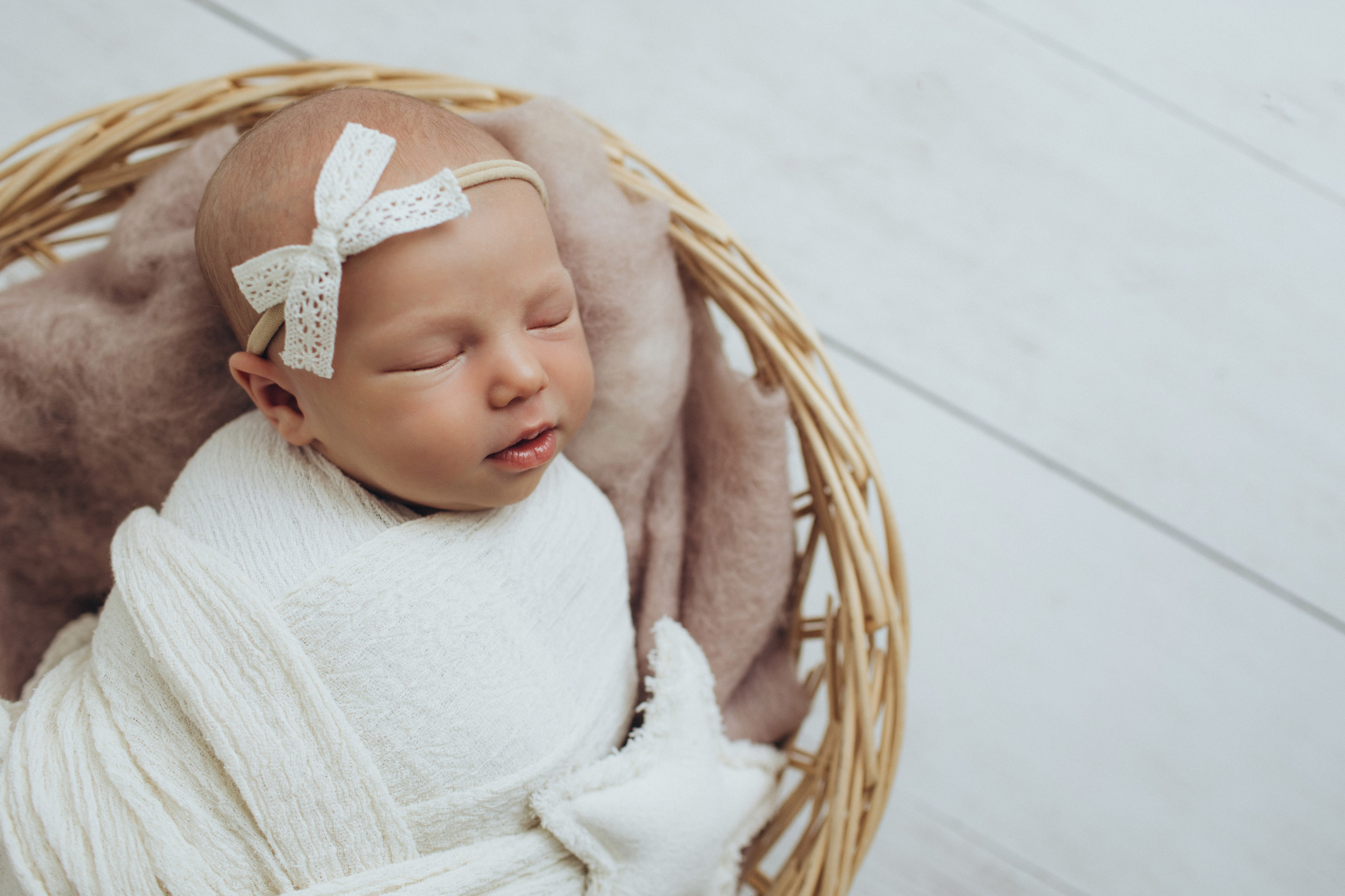 Newborn (фотосессия новорожденных). Фотостудия для новорожденных и малышей в Твери — На ручки