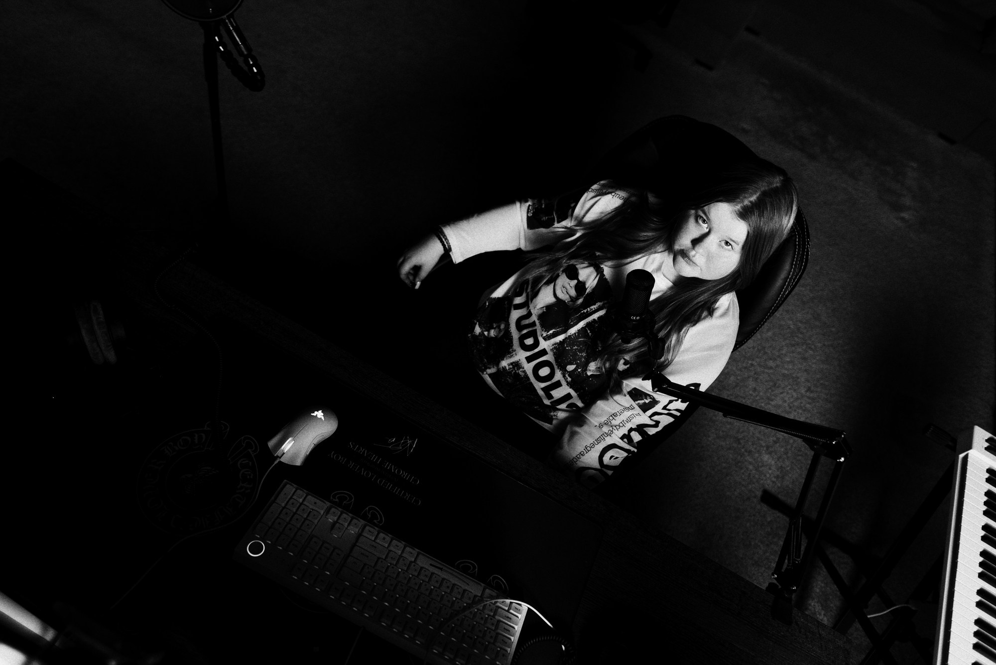 Семейная фотосессия на студии звукозаписи в Тюмени — мама и дочка. Портретный фотограф Тюмень Дарья Мустафина