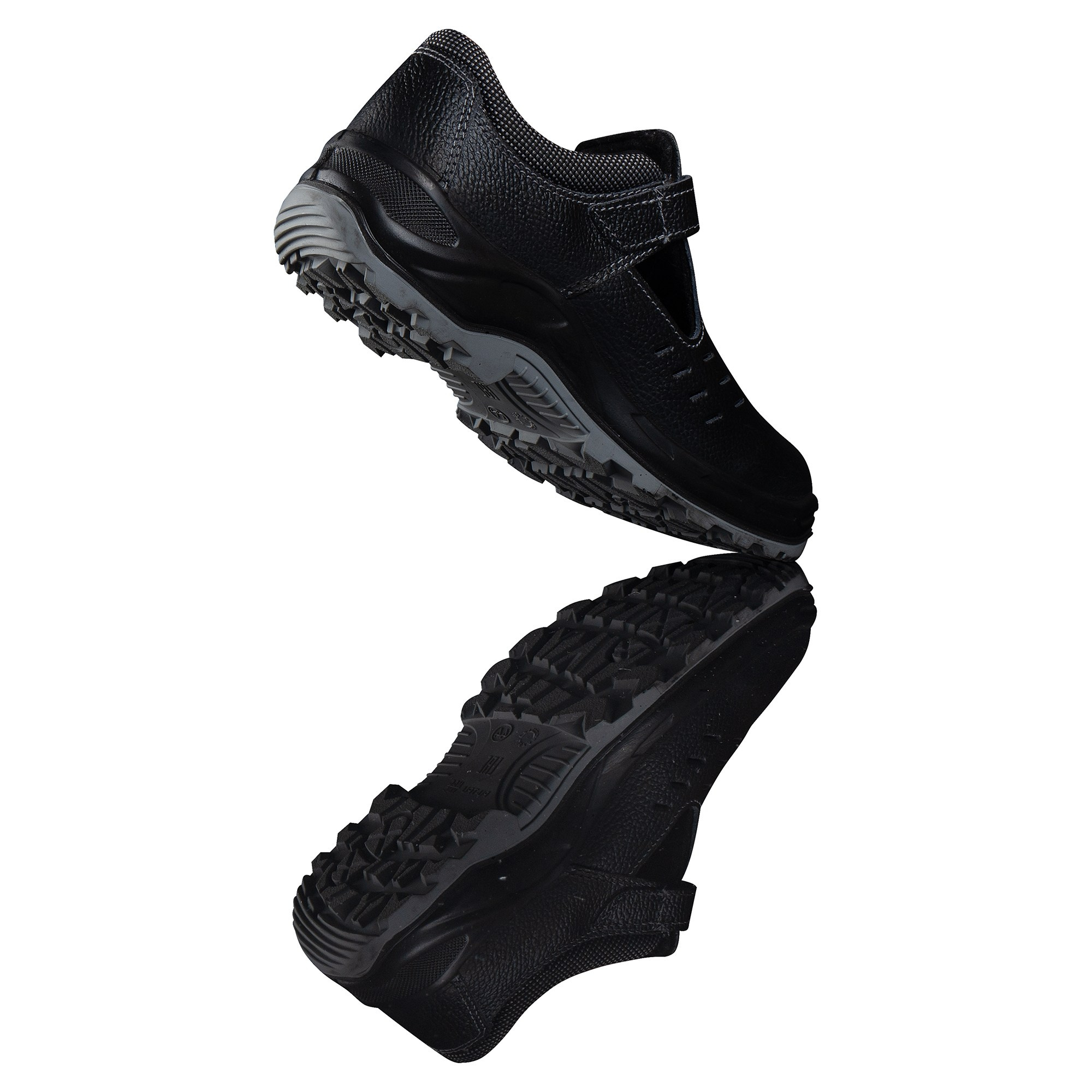 Обувь рабочая, ботинки черные отражение серая подошва вид сзади